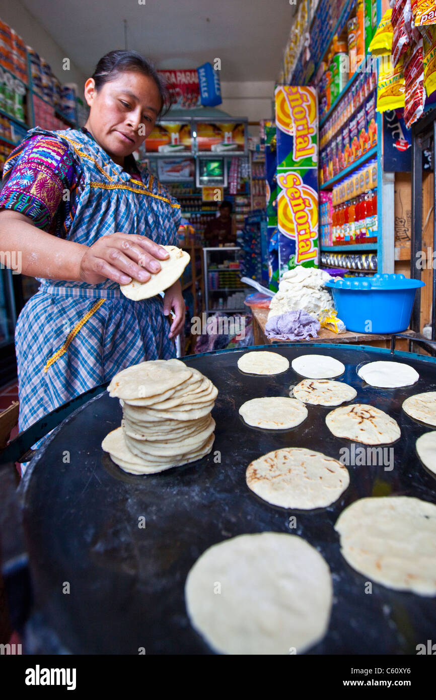 Femme autochtone la friture des tortillas, Antigua, Guatemala Banque D'Images