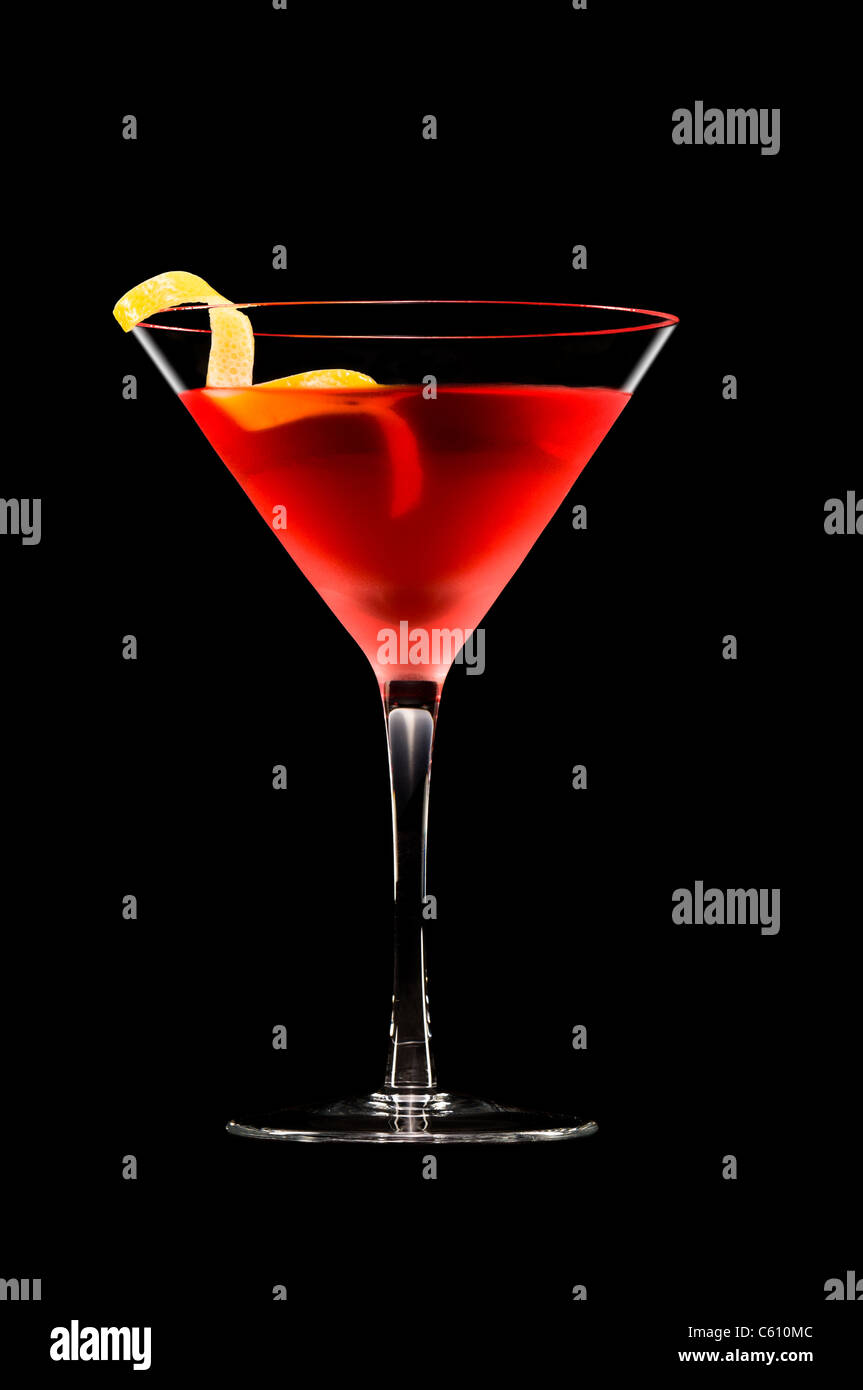 Cocktail cosmopolite dans belle couleur rouge devant un fond noir Banque D'Images
