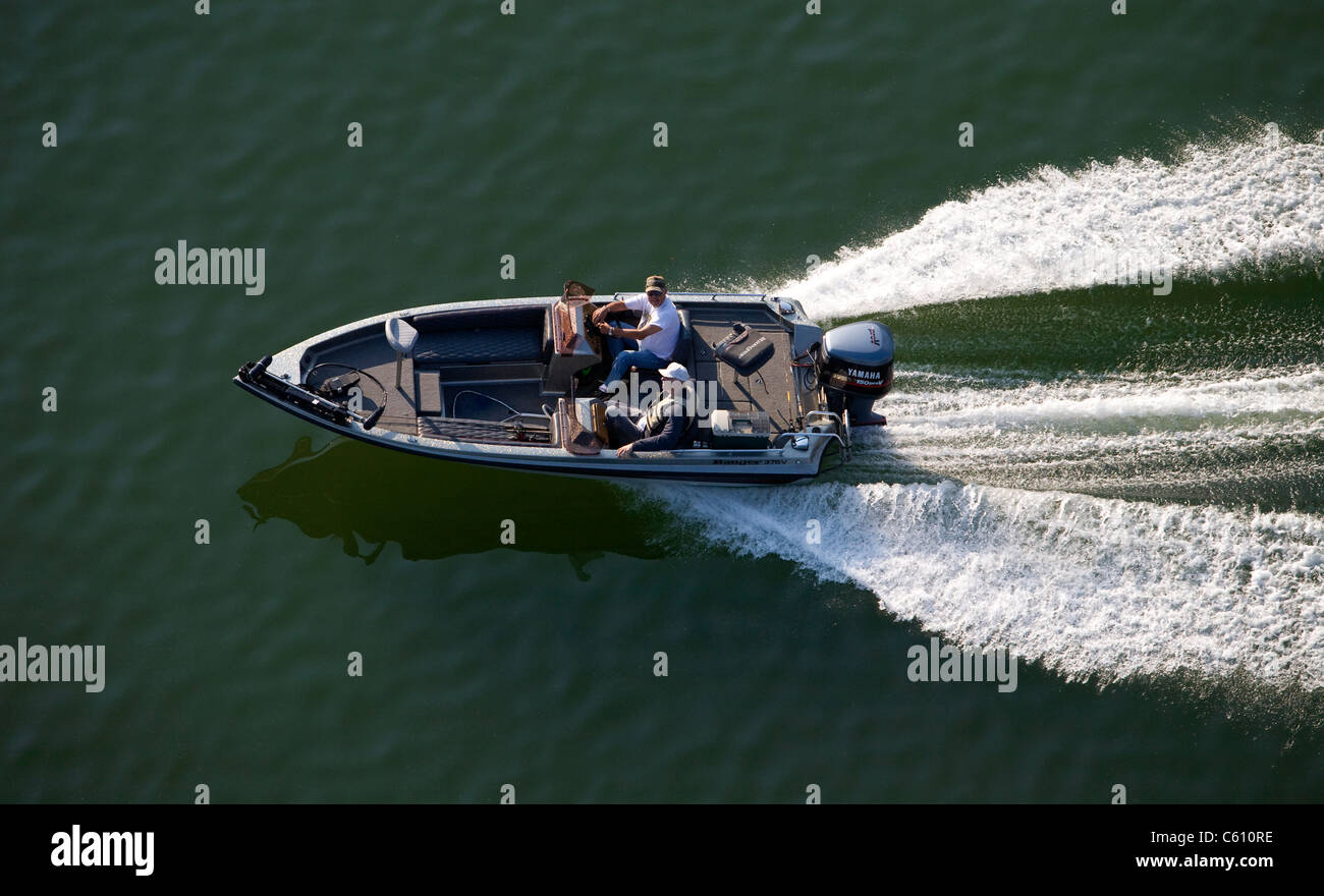 Photo aérienne de deux hommes âgés en cours dans un petit bateau de pêche bass sur Lock Lomond à Bella Vista, arche. Banque D'Images