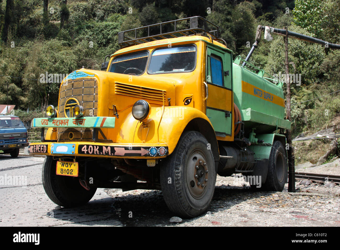 Tata Vintage bowser l'eau de remplissage d'eau jusqu'local fournissant ses réservoirs sur route de campagne près de Darjeeling Inde Banque D'Images