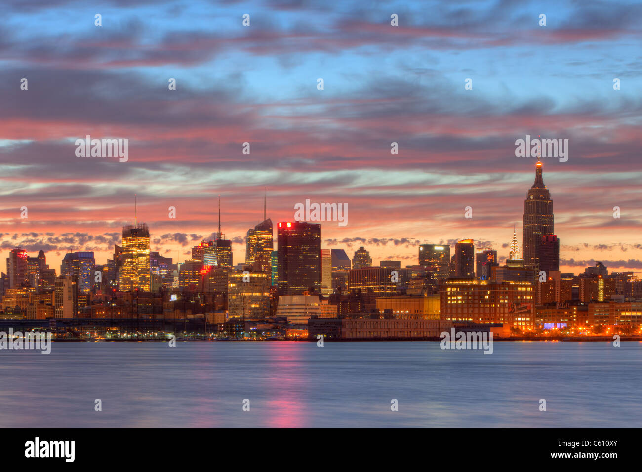 Le ciel commence à s'éclaircir et refléter des nuages couleur sunrise sur l'Empire State Building et le centre de Manhattan skyline Banque D'Images