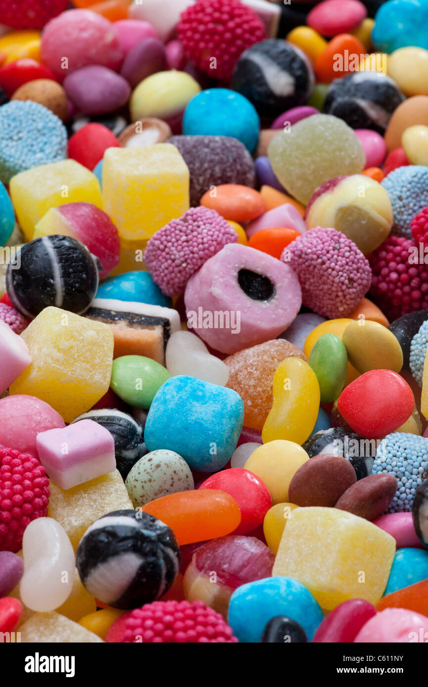 Assortiment de bonbons colorés pour enfants et des bonbons. La farandole de réglisse, Smarties, ananas en cubes, humbugs, bonbons, dragées et mélanges dolly Banque D'Images