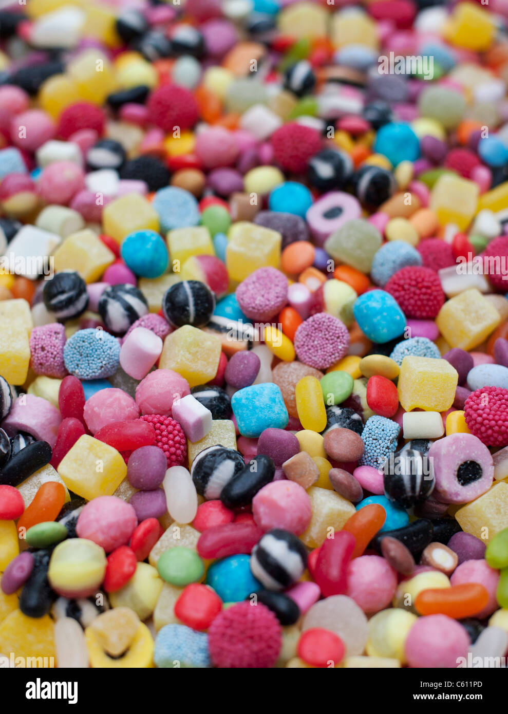 Assortiment de bonbons colorés pour enfants et des bonbons. La farandole de réglisse, Smarties, ananas en cubes, humbugs, bonbons, dragées et mélanges dolly Banque D'Images