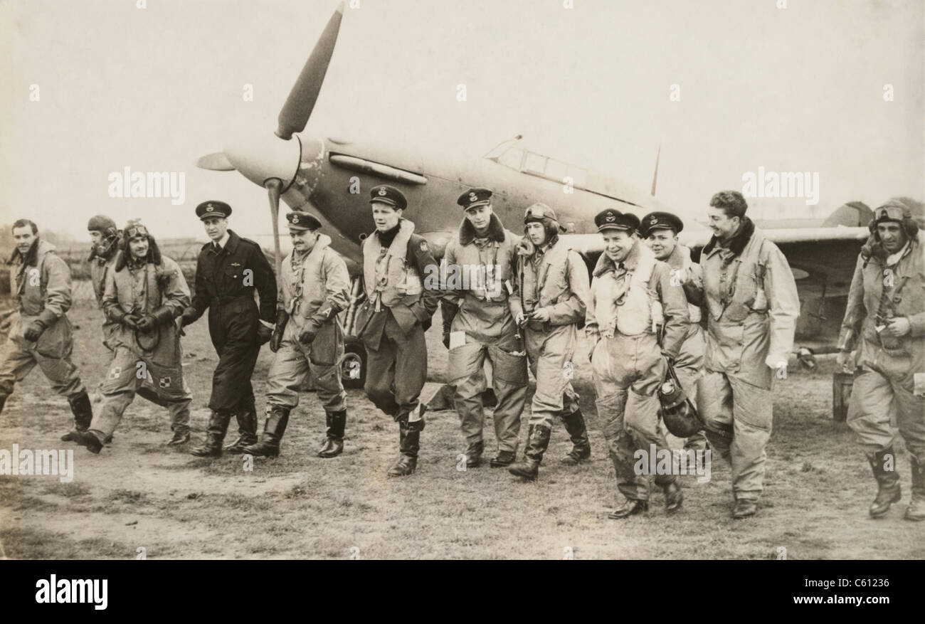 Un Hawker Hurricane et 12 volontaires de l'escadron américain Eagle dans la RAF avant l'entrée de l'Amérique dans la seconde guerre mondiale en Angleterre, 1940. 244 Américains servis avec les trois escadrons Eagle dans les premières années de la Seconde Guerre mondiale. Banque D'Images
