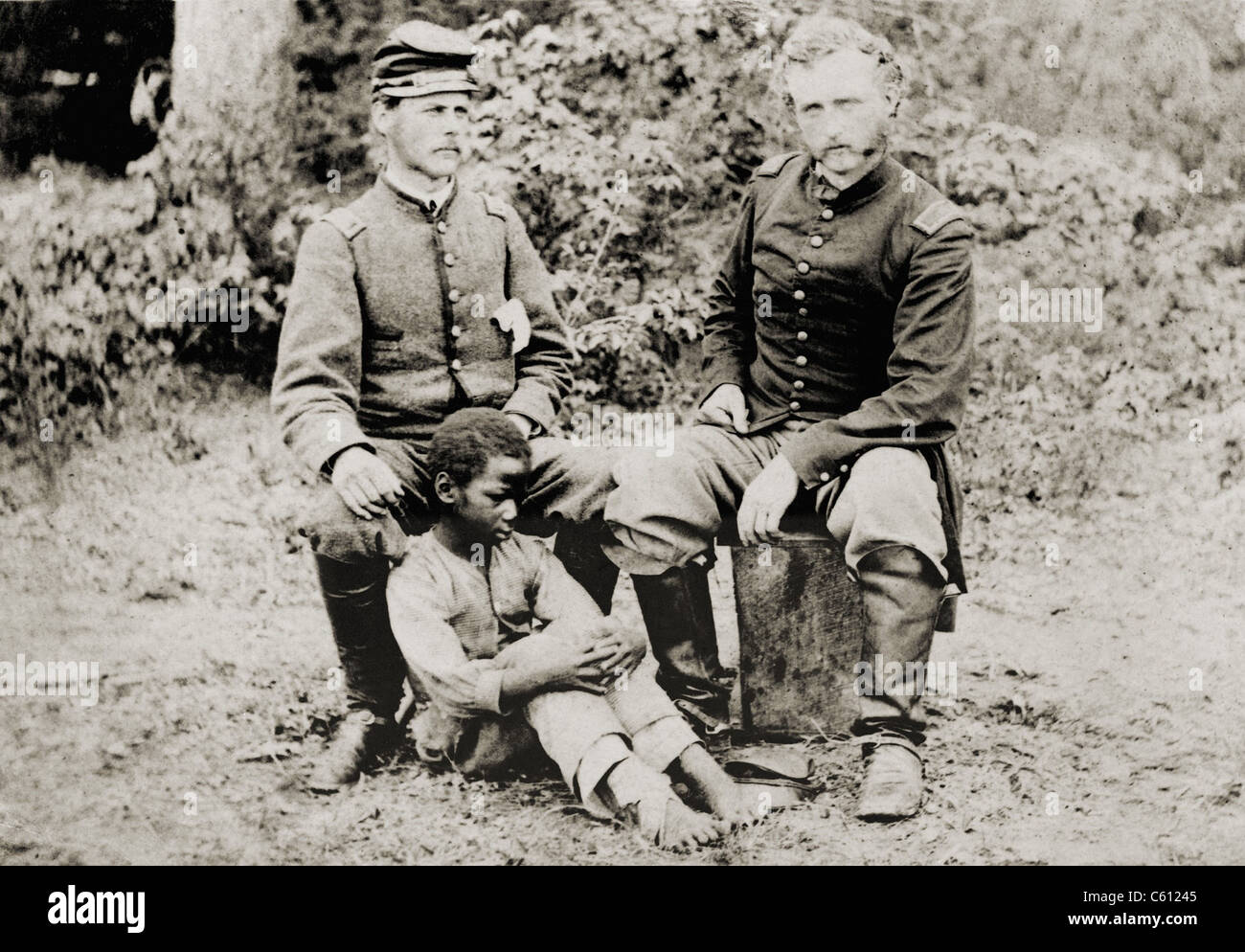 George Armstrong Custer(1839-1876), l'Union a servi avec distinction pendant la guerre civile, la hausse au grade de général de brigade à 23. Photo lui montre avec l'ex-camarade, ami et capturé prisonnier confédéré, le lieutenant J.B. Washington, et son esclave. 1862. Banque D'Images