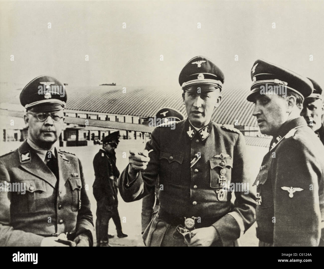 Carl Oberg (à gauche) et Heydrich Reinhard (au centre), les architectes hitlérien de l'Holocauste, à Paris, ca. 1940-42. Banque D'Images