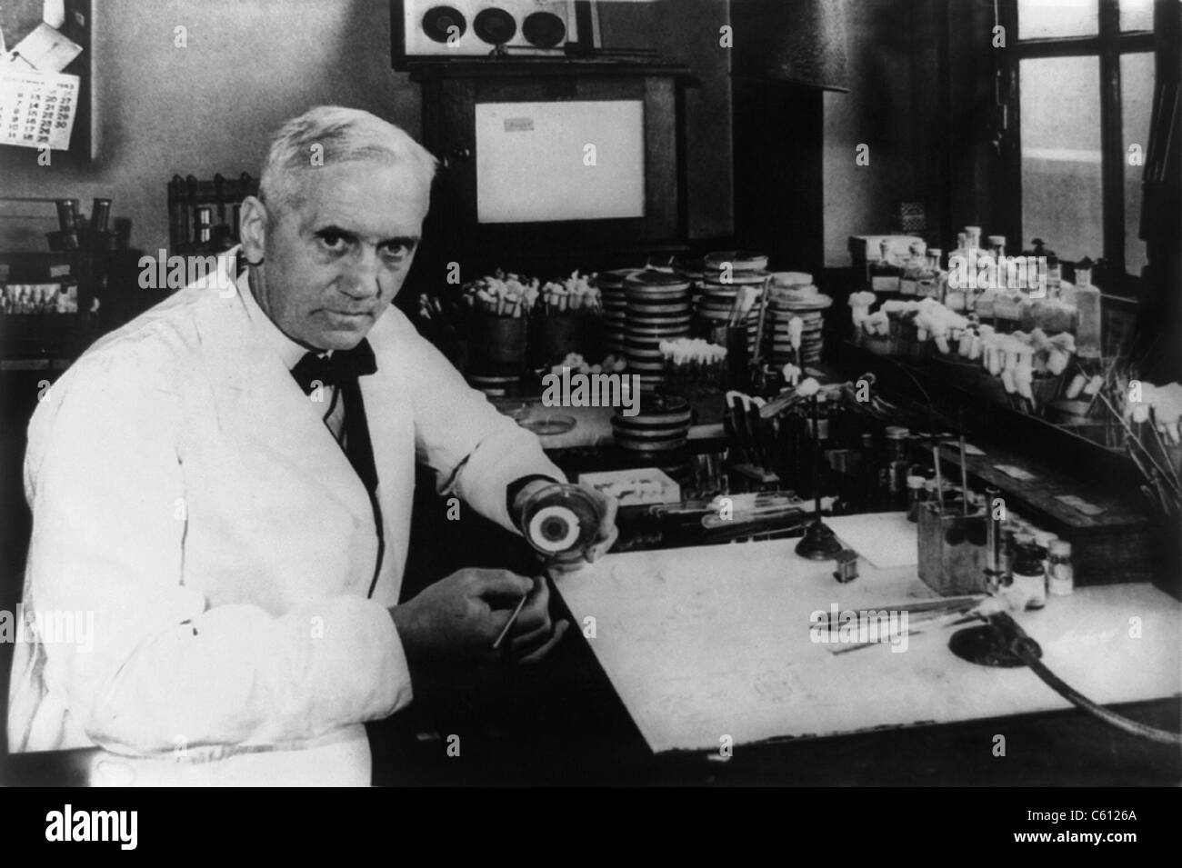 Le Dr Alexander Fleming, (1903-1972), scientifique Écossais connu pour sa découverte de la substance antibiotique de pénicilline. Il a partagé le Prix Nobel 1945 avec Howard Florey et Ernst Chain, qui ont contribué à la création de la pénicilline médical. Banque D'Images