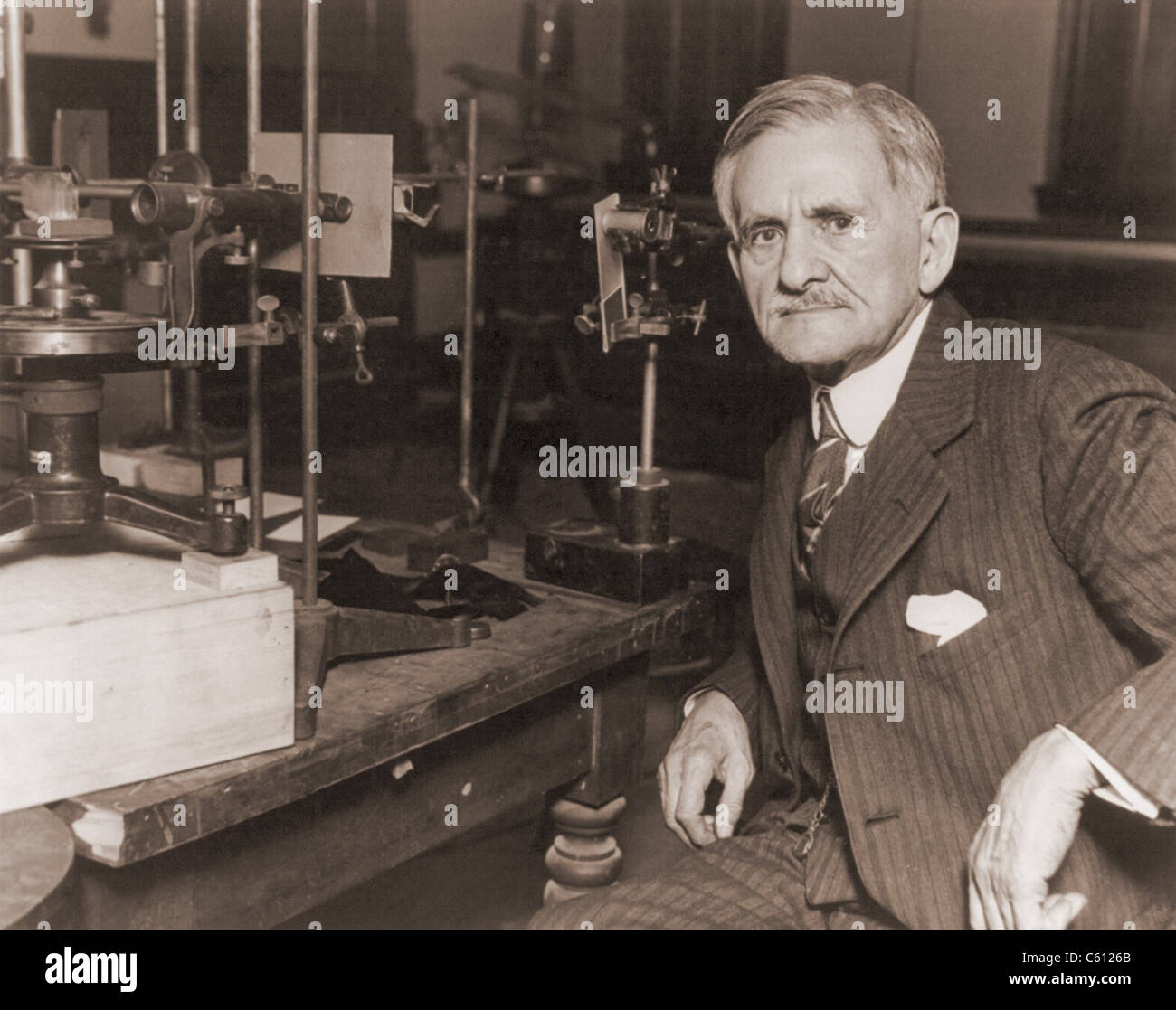 Albert Michelson (1852-1931), dans son laboratoire avec un spectroscope. Il a été le premier Américain à recevoir un prix Nobel dans les sciences lorsqu'il a reçu le prix de physique en 1907. Banque D'Images