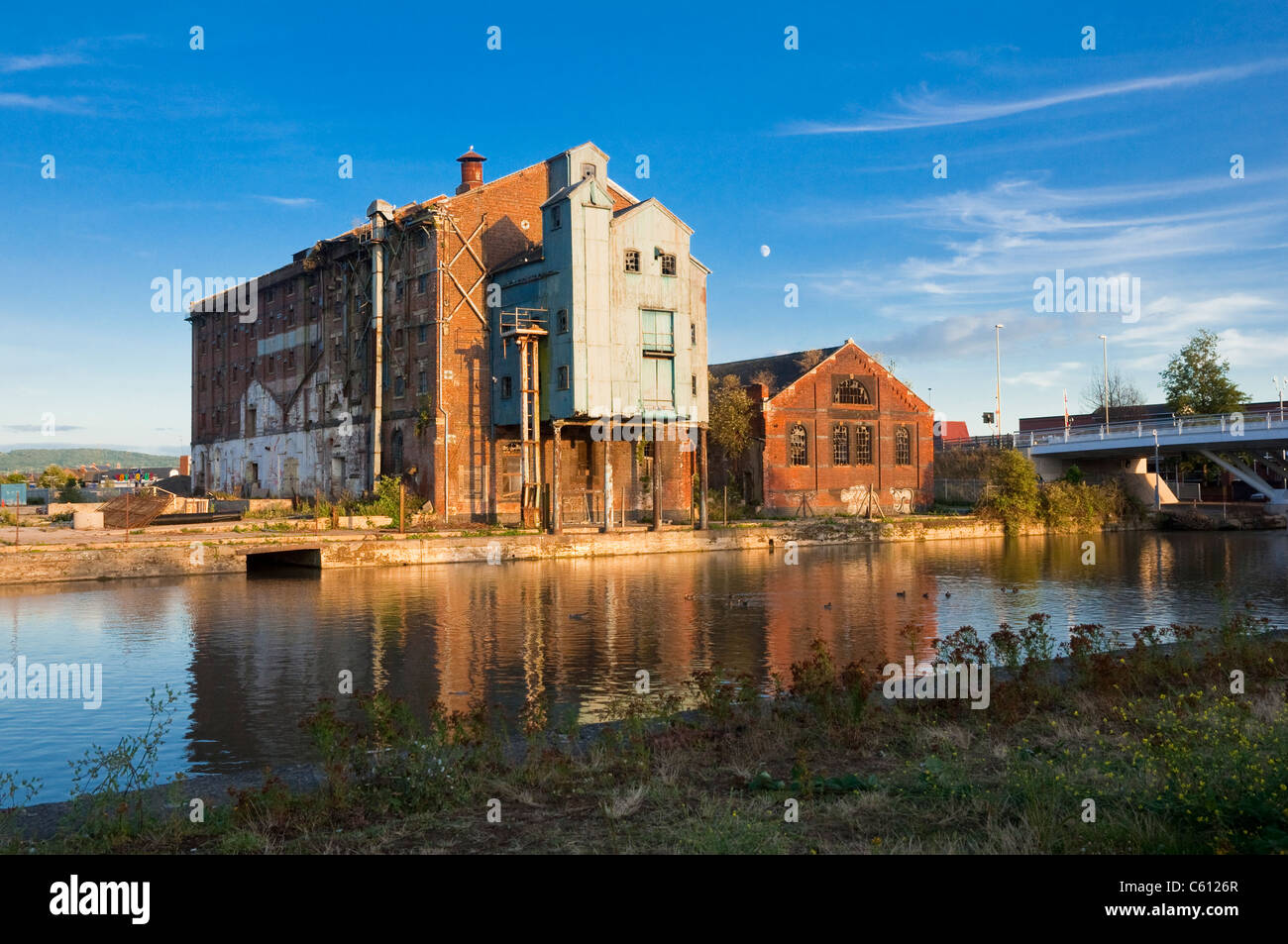 Vieux entrepôts abandonnés, Gloucester et la netteté des quais du Canal, Gloucester, Gloucestershire, Royaume-Uni. Banque D'Images