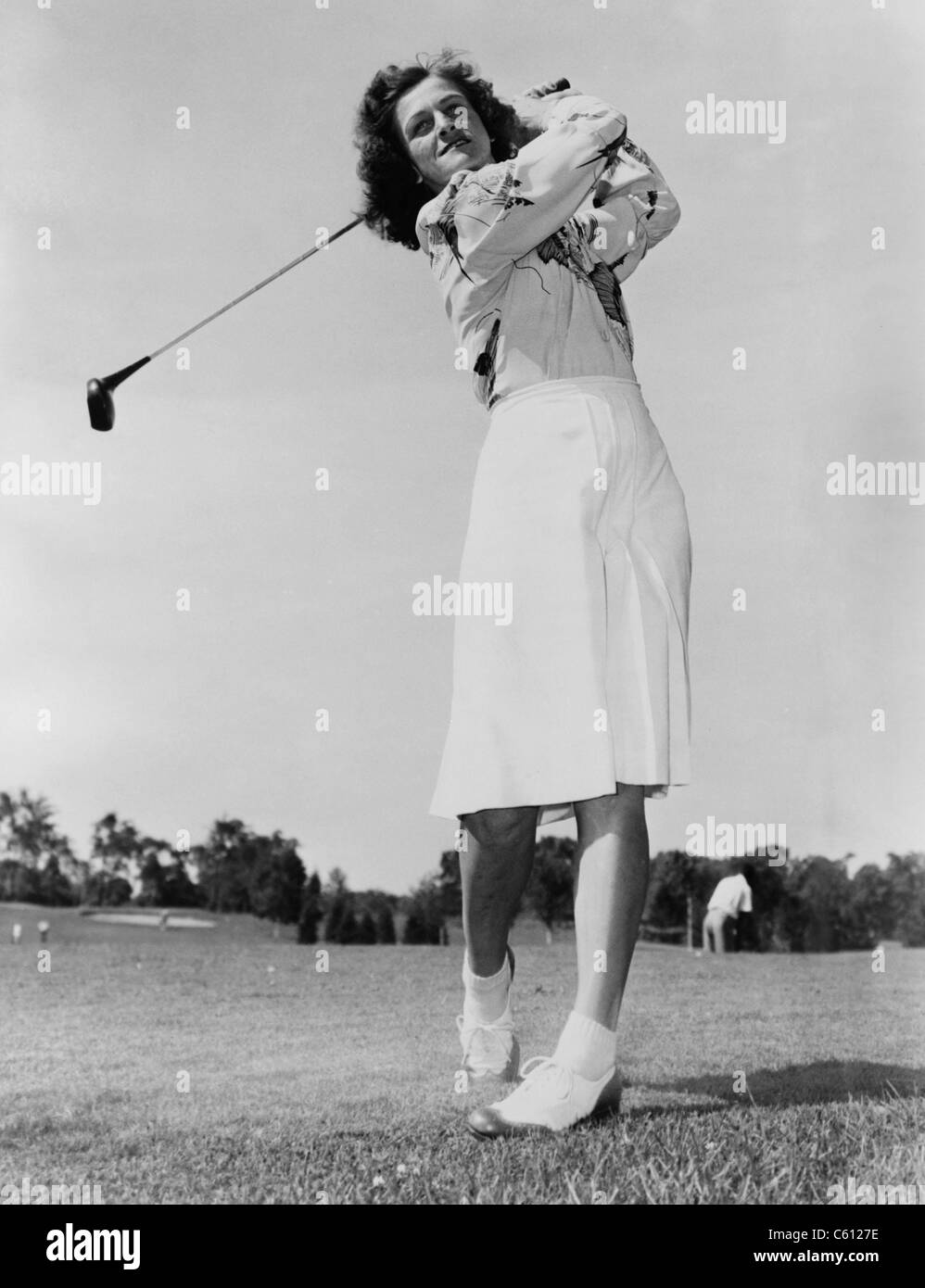 Mildred Didrickson Zaharias 'Babe' swinging golf club en 1947. Après avoir remporté des médailles d'or en athlétisme aux Jeux Olympiques de 1932 événements à l', elle a pris le golf en 1935, devenir le premier joueur de la femme des années 40 et au début des années 1950. Banque D'Images