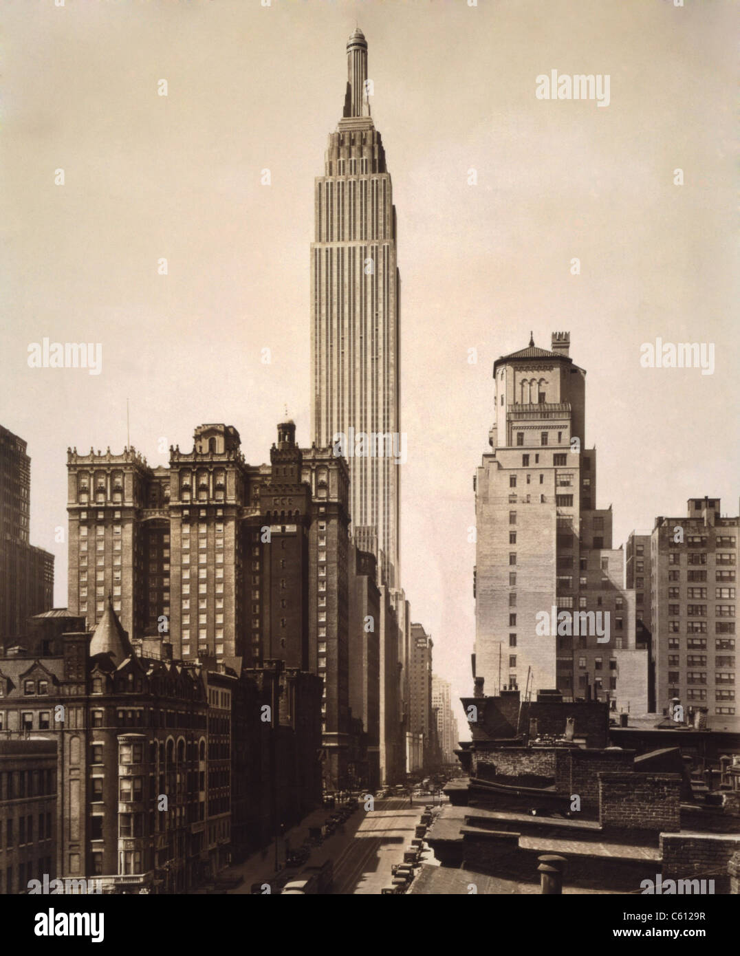Empire State Building, à New York peu après l'achèvement en 1931. L'Art déco de la tour a été l'étape finale de la construction de l'extérieur. Photo par Irving Underhill. Banque D'Images