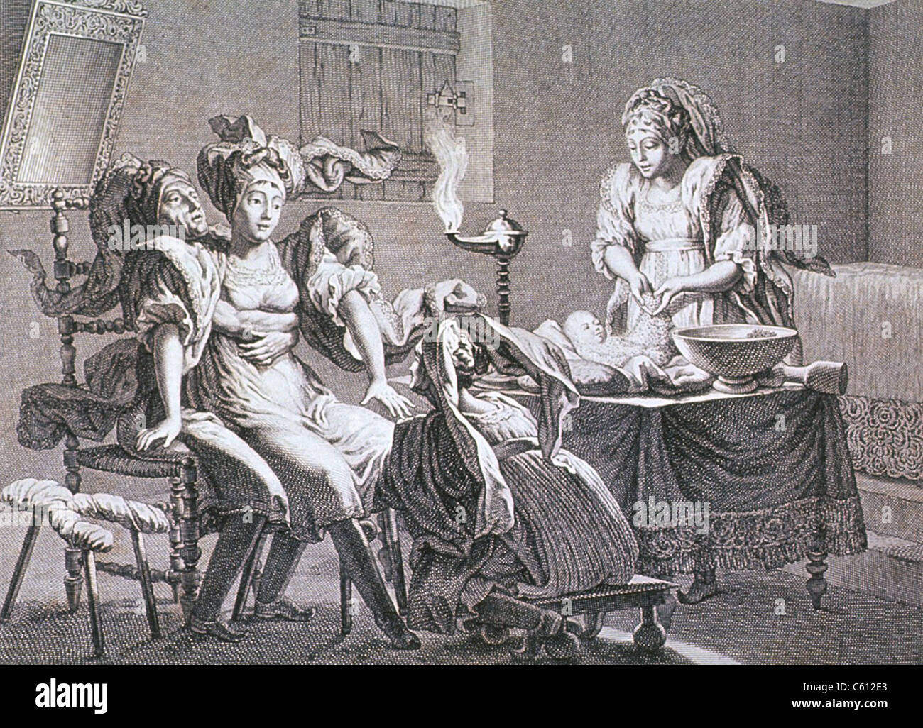 Une femme a donné naissance à l'aide de trois sages-femmes. Elle est assise sur les genoux de quelqu'un qui a ses bras autour d'elle ; le second, assis sur un tabouret bas, atteint sous sa robe ; et la troisième est debout à une table avec un nouveau-né. La gravure française, ca. 1800. Banque D'Images