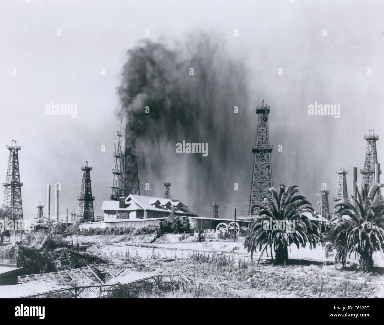 Puits jaillissant de l'huile à Signal Hill en Californie près de la plage, l'un des plus productifs les champs de pétrole dans le monde. Années 1920. Banque D'Images