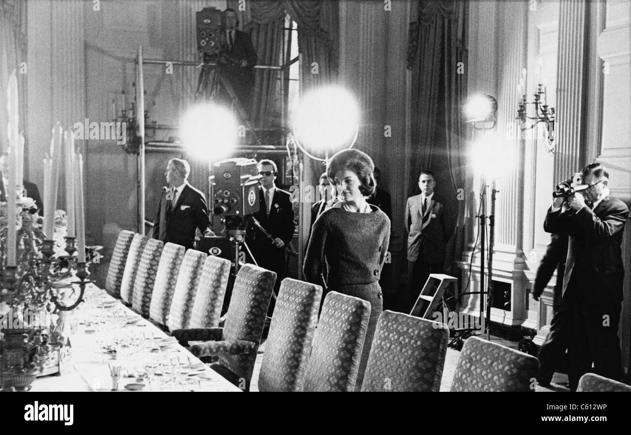 Jacqueline Kennedy et l'équipe de tv dans la salle à manger d'état de