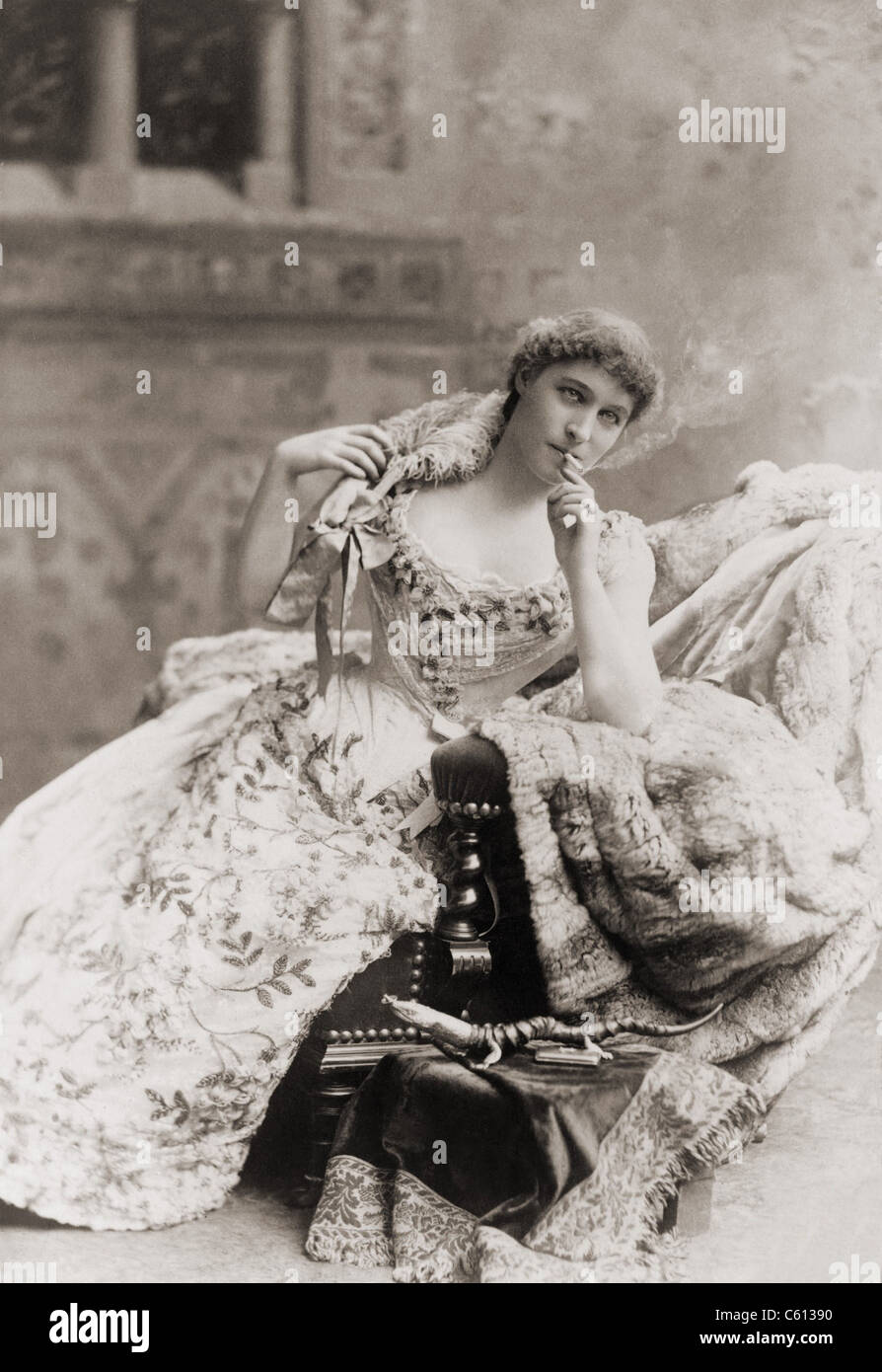 Lillie Langtry (1853-1929), la société anglaise beauté et maîtresse du Prince de Galles (futur Édouard VII), devient un acteur de théâtre. 1887 portrait par B.J. Falk. Banque D'Images