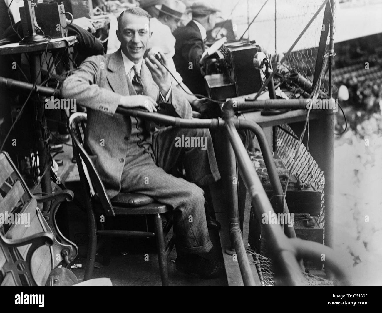 Graham McNamee (1888-1942), dans son box au Griffith Stadium, Washington, D.C., la radiodiffusion le deuxième match de la Série mondiale 1924. Le radiodiffuseur a été pionnier de la radio le plus célèbre de la personnalité dans les années 1920. Banque D'Images