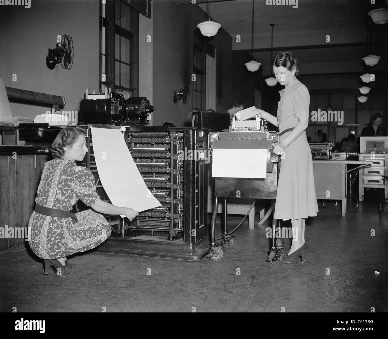 Les anciens et les nouveaux ordinateurs dans le bureau du recensement en 1940. À gauche est le grand Herman Hollerith tabulatrice 'unité', qui traite les cartes Banque D'Images