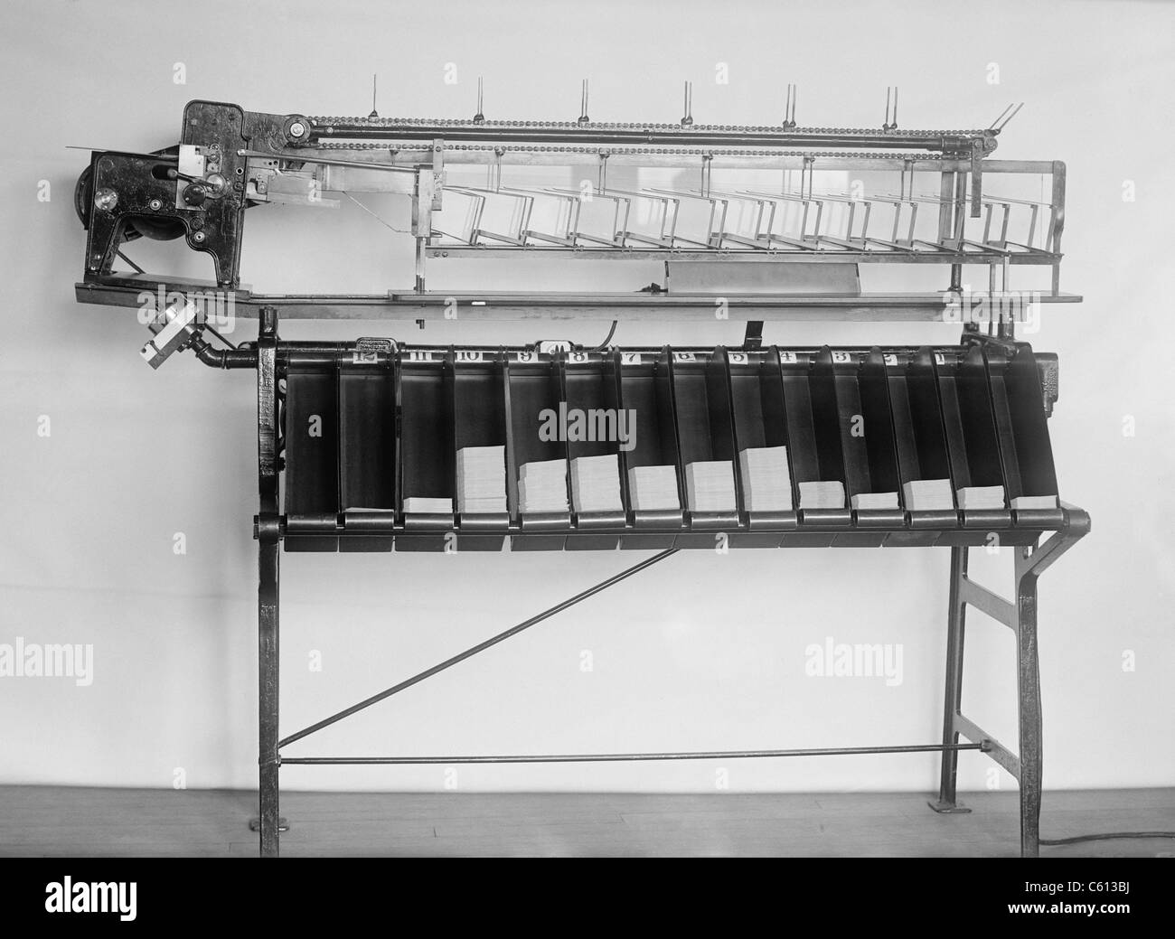 Tabulating Machine utilisée dans le recensement des États-Unis de 1920. C'est un prédécesseur de calculateurs électroniques, et travaillé par la lecture des cartes perforées mécaniquement avec l'information codée. Banque D'Images