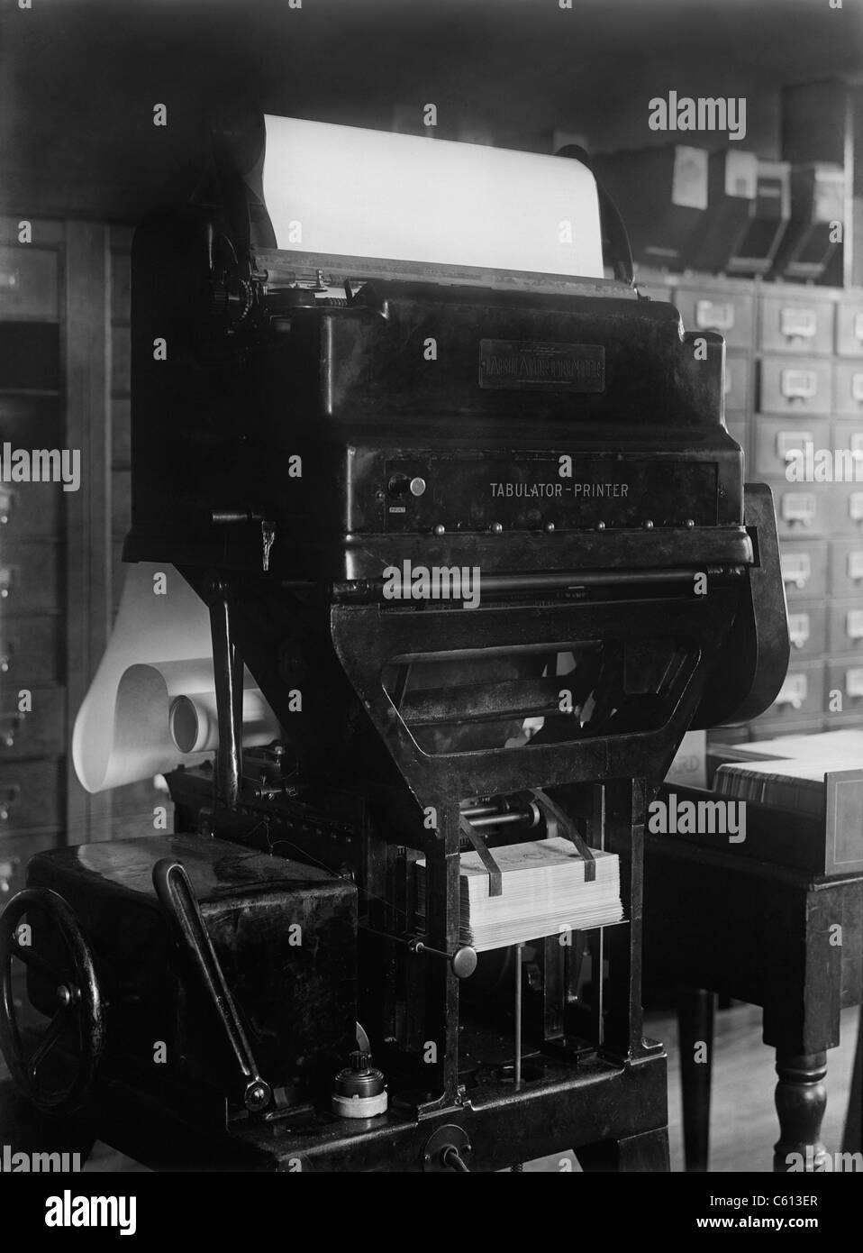 Tabulator-Printer utilisés par le ministère de la marine américaine en 1917. C'est un prédécesseur de calculateurs électroniques, et travaillé par la lecture des cartes perforées mécaniquement avec l'information codée et d'imprimer les informations lisibles. Banque D'Images