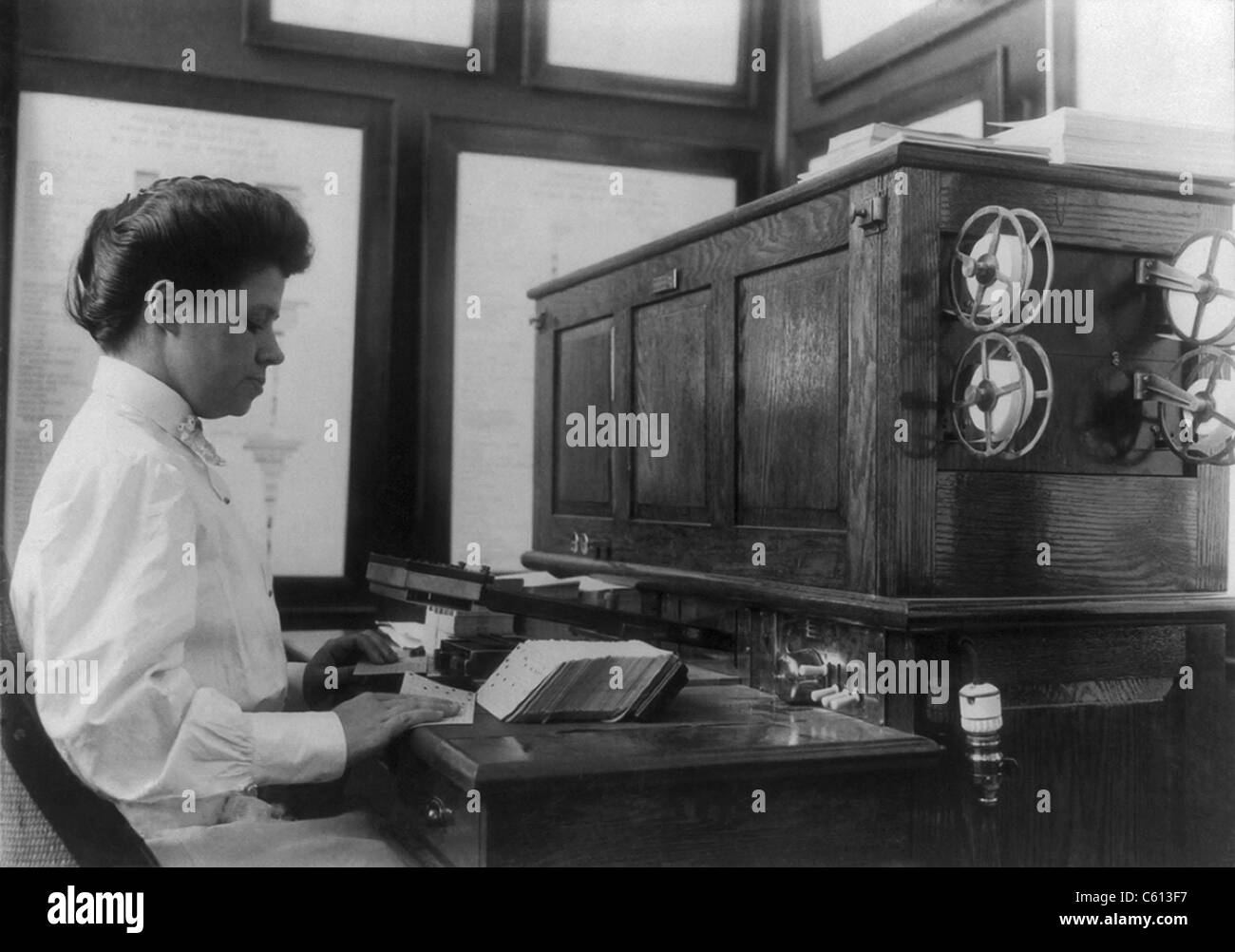 Les femmes travaillant avec des cartes à perforer au début tabulating machine au Bureau du recensement des États-Unis, ca. 1908. Banque D'Images