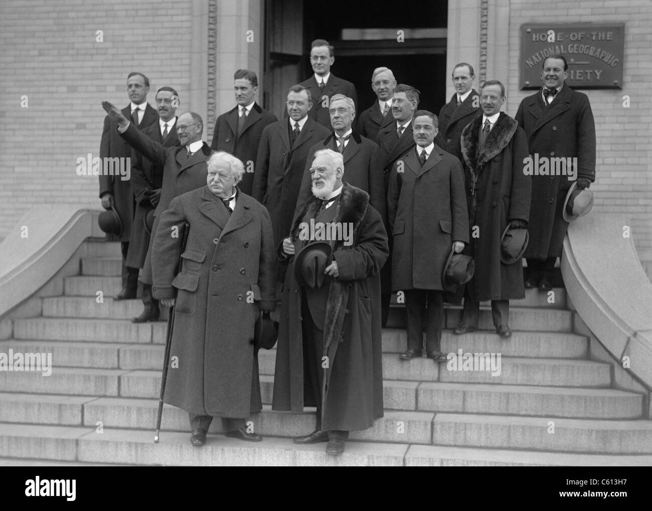 Célèbre inventeur, Alexander Graham Bell, sur les marches de la National Geographic Society pour célébrer l'anniversaire de la Compagnie de Téléphone Bell, 1916. Bell en devant à droite, à côté de Theodore Vail. Directement derrière Bell est Thomas A. Watson. Banque D'Images