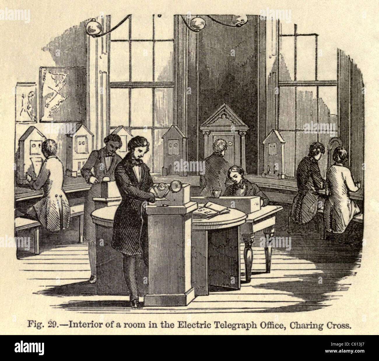 Chambre intérieure du télégraphe électrique Bureau à Charing Cross, Londres. Télégraphe équipements britannique était fondée sur le brevet, l'horloge Cooke-Wheatstone-comme les dispositifs le long des murs, dans lequel le récepteur a souligné les lettres sur un cadran, qui opérateurs épargné la tâche de traduire le code. Banque D'Images