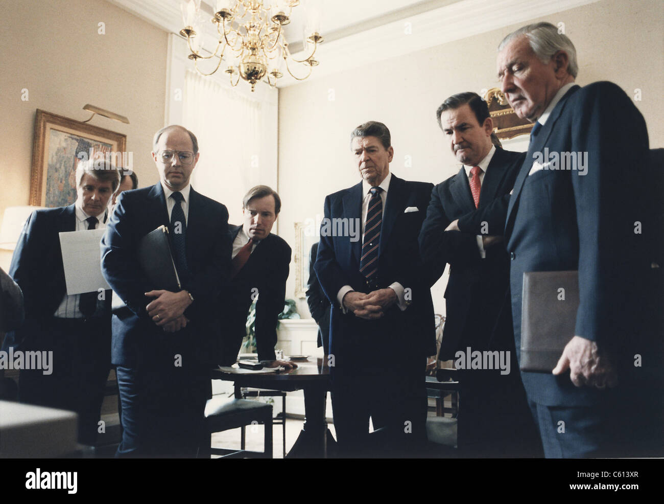 Le président Reagan et son personnel en regardant une rediffusion de l'explosion de la navette spatiale Challenger. À gauche de Reagan est rédacteur de Patrick Buchanan et Chef du personnel Don Regan. 28 janv. 1986. (BSLOC 2011 2 9) Banque D'Images