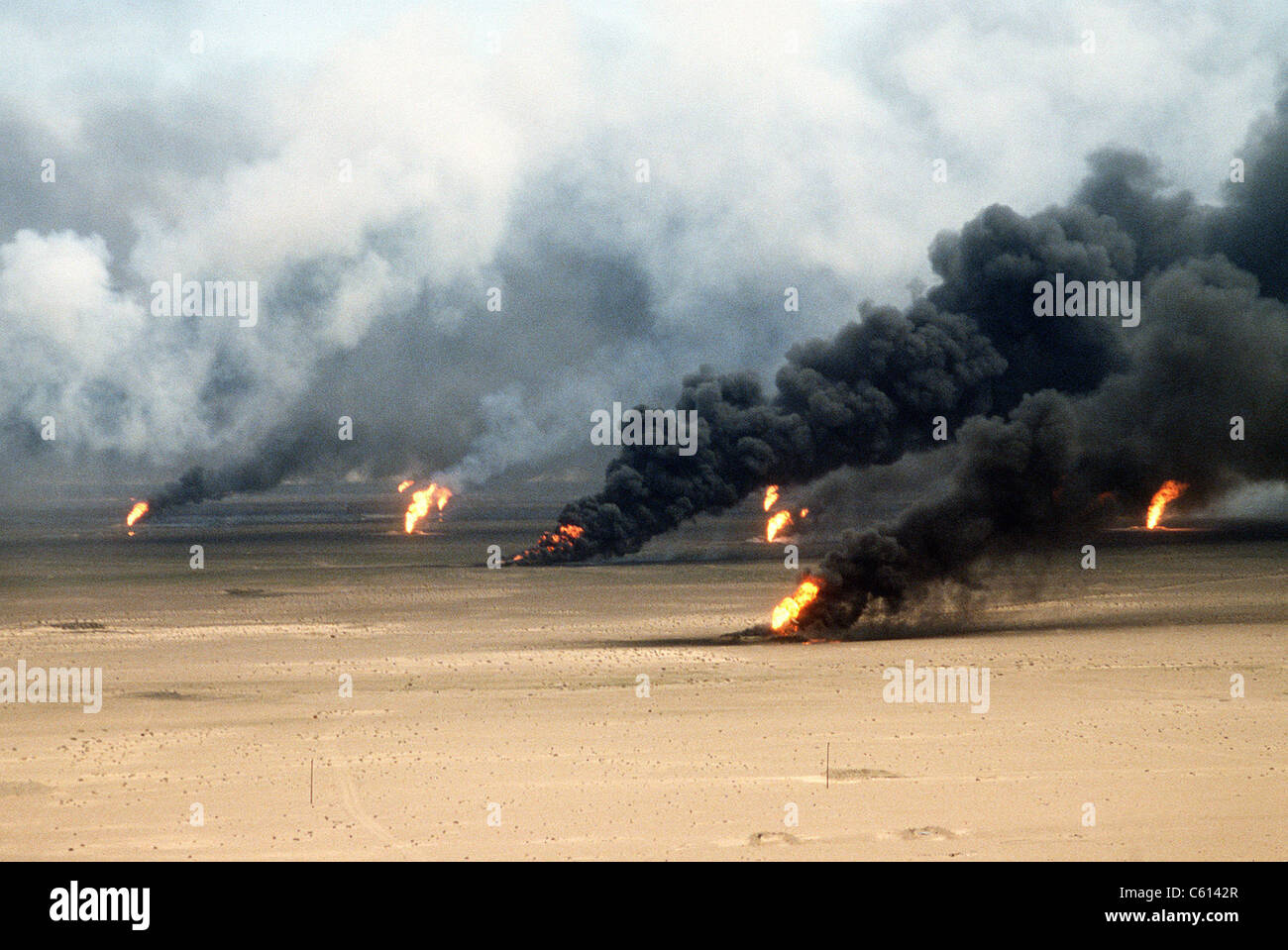 Les incendies de puits de pétrole rage à l'extérieur de la ville de Koweït au lendemain de la première guerre du Golfe. Le retrait des troupes irakiennes ont mis le feu à des champs de pétrole du Koweït. Le 21 mars 1991. (BSLOC 2011 3 14) Banque D'Images