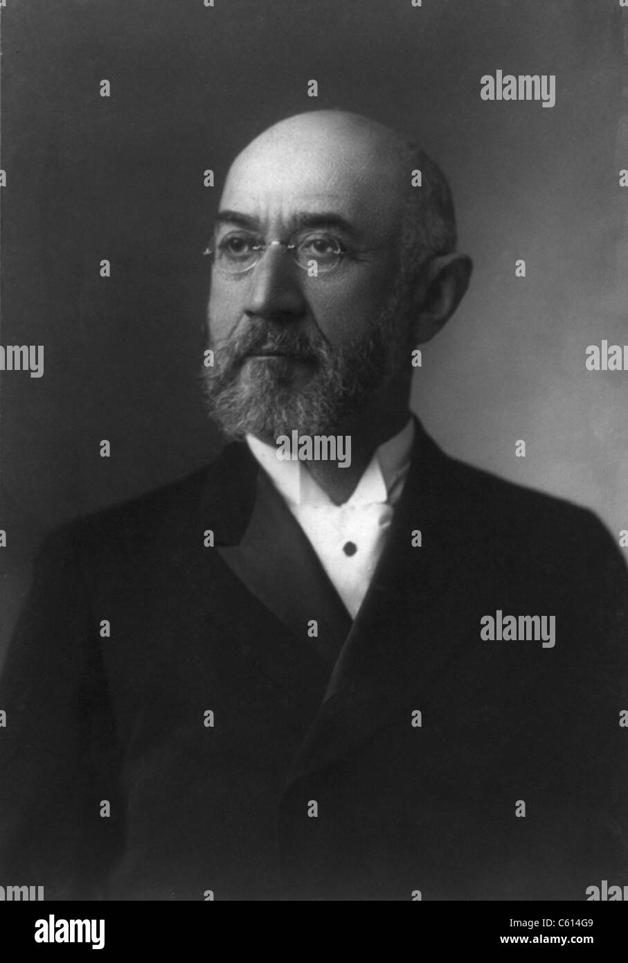 Isidor Straus 1845-1912 co-propriétaire de Macy's department store avec son frère Nathan. Isidor et sa femme Ida est mort dans le naufrage du Titanic. Il est présenté dans deux films UNE NUIT POUR SE SOUVENIR DE 1958 et 1997 Titanic . (BSLOC   2010 18 155) Banque D'Images