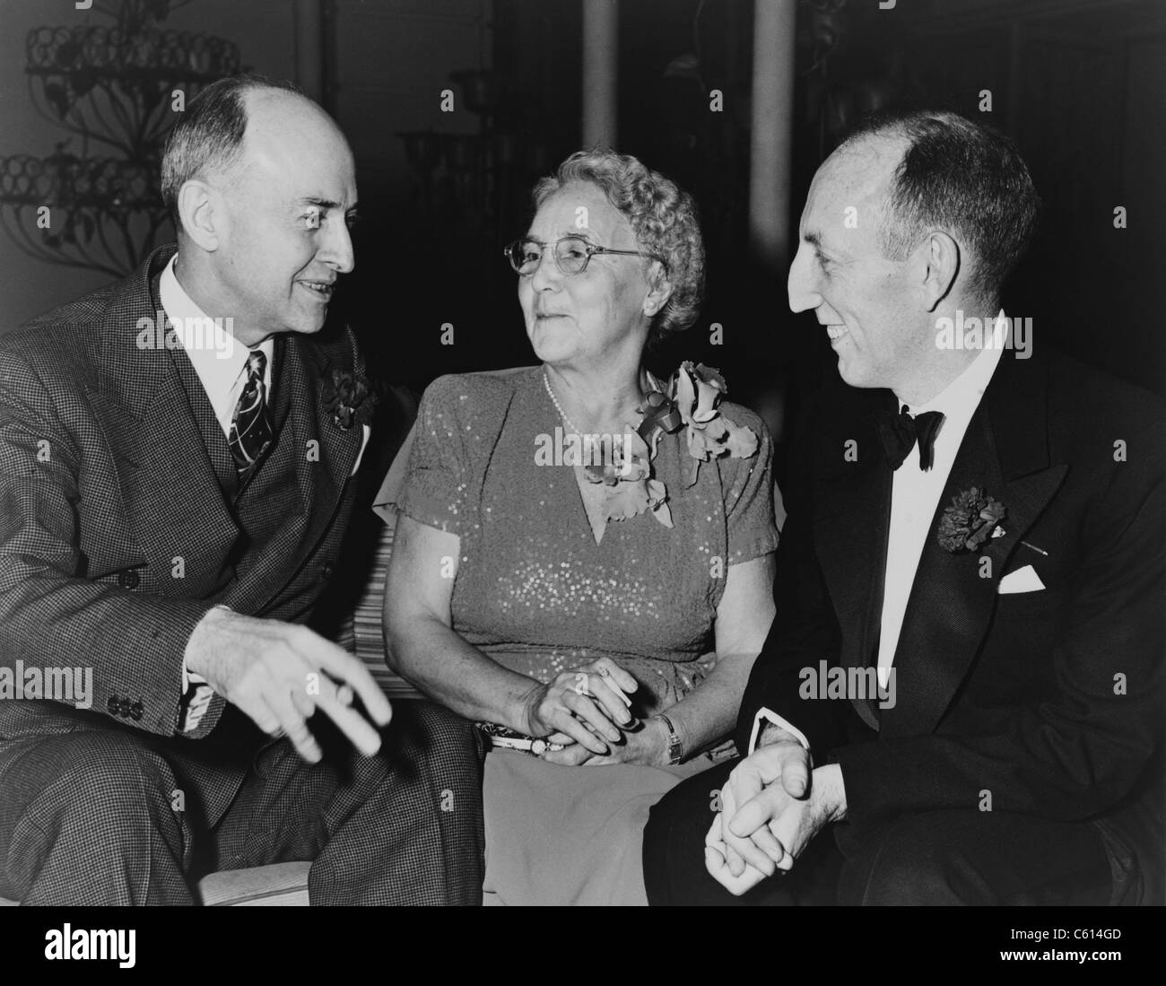 Mme Lena Bryant Malsin 1879-1951 fondateur de Lane Bryant Inc. avec son fils Raphael Malsin Président de Lane Bryant Inc. droit et gauche du travail sous-secrétaire d'Johnson banquet à l'honorer, dans la ville de New York en 1947. Elle BSLOC BEG (2010 18 157) Banque D'Images