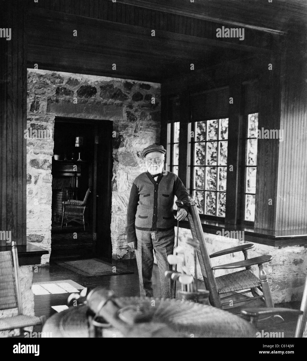 Andrew Carnegie dans son chalet, à proximité de golf de Saint Andrews Golf Links Westchester Co. N.Y. 1911. (BSLOC   2010 18 22) Banque D'Images