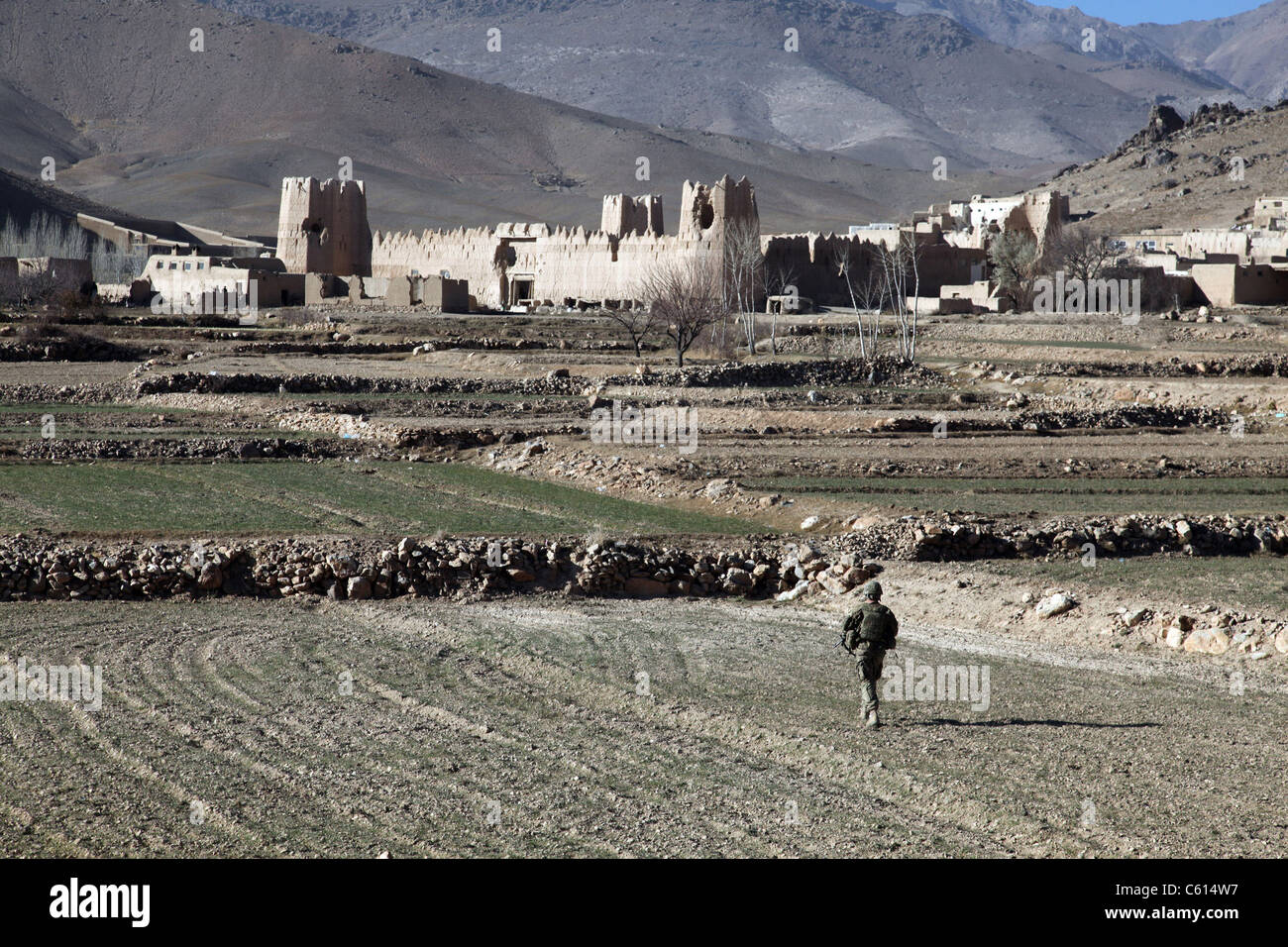 Soldat américain avec promenades à travers un champ de Dahanah village la province de Wardak en Afghanistan. 2 décembre 2010., Photo par:Everett Collection(BSLOC_2011_6_62) Banque D'Images