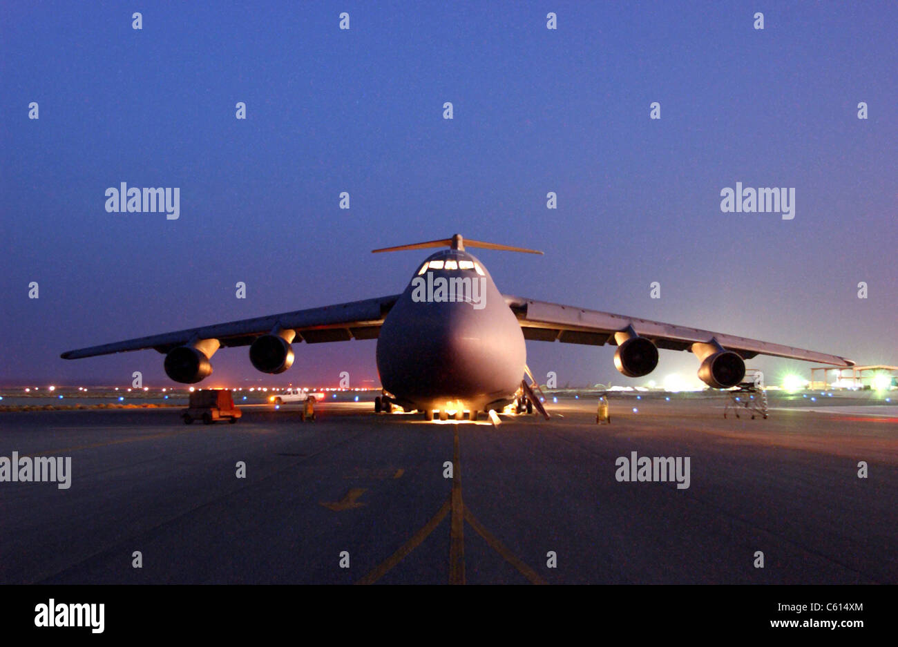 L'US Air Force un C-5 Galaxy avions stationnés sur l'aire de trafic à un endroit tenu secret, à l'appui des opérations militaires des États-Unis en Afghanistan. 12 mai 2002, Photo par:Everett Collection(BSLOC 2011 6 86) Banque D'Images