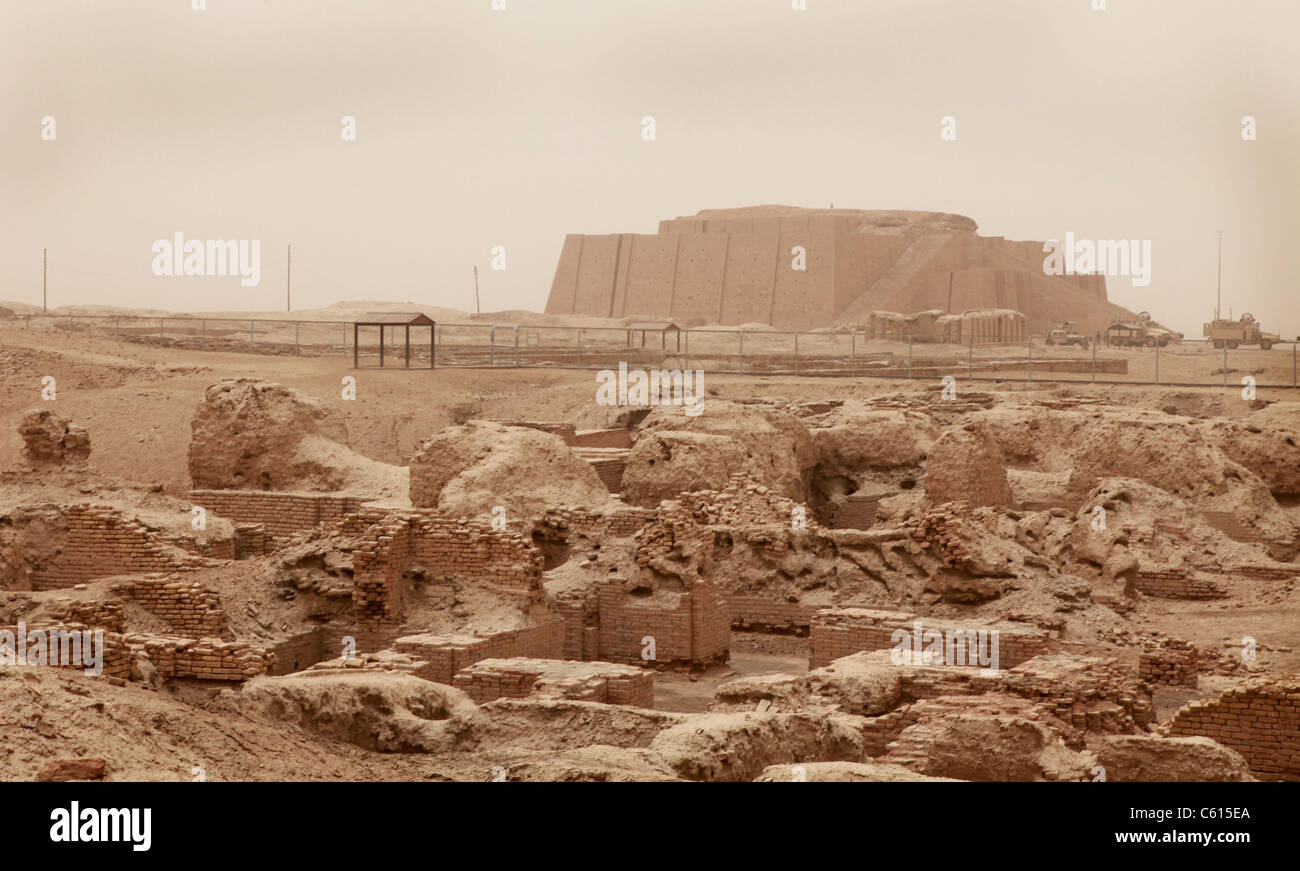 La grande ziggourat d'Ur a été construit par l'Neo-Sumerians construit sous le Roi Nabonidus 556-539 avant J.-C. sur les décombres d'une ancienne structure sumérien construit par le roi sumérien Ur-nammou ca 2100 BC. Au premier plan sont d'anciens lieux de sépulture. Le 18 mai 2010. (BSLOC   2011 12 398) Banque D'Images