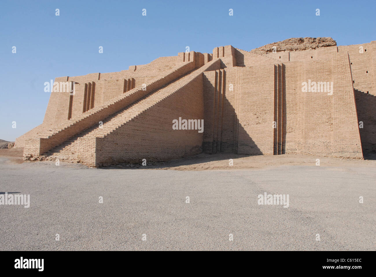 La grande ziggourat d'Ur a été construit par l'Neo-Sumerians dans le règne du Roi Nabonidus 556-539 avant J.-C. sur les décombres d'une ancienne structure sumérien construit par le roi sumérien Ur-nammou ca 2100 B.C. Il a reçu une importante restauration dans les années 1980 par le gouvernement de l'Iraq de Saddam Hussein. Le 5 septembre 2010. (BSLOC   2011 12 400) Banque D'Images
