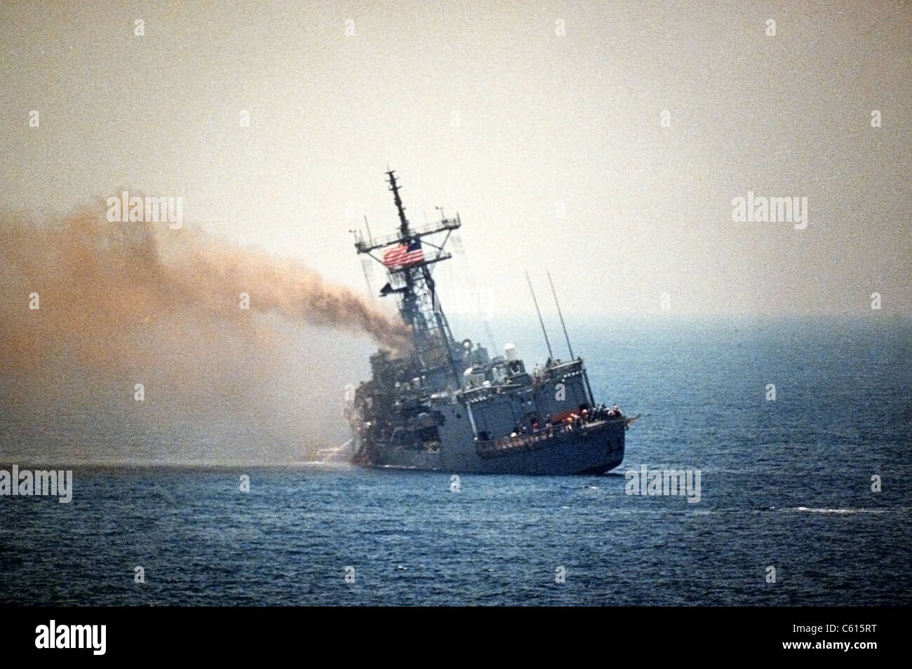 La frégate lance-missiles USS Stark de la bande sur bâbord après avoir été frappé par un missile Exocet lancés à partir d'un jet irakien tuant 37 marins et en blessant 21. 17 mai 1987 (BSLOC 2011 12 246) Banque D'Images