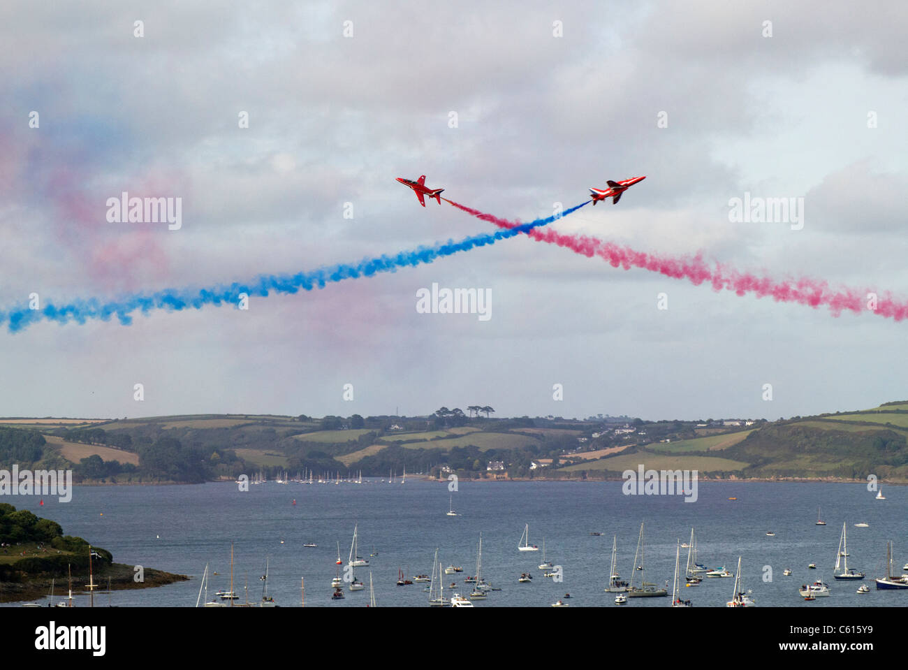 Deux flèches rouges jets crossing over dans un affichage de l'air au-dessus de Falmouth, Cornwall UK Banque D'Images