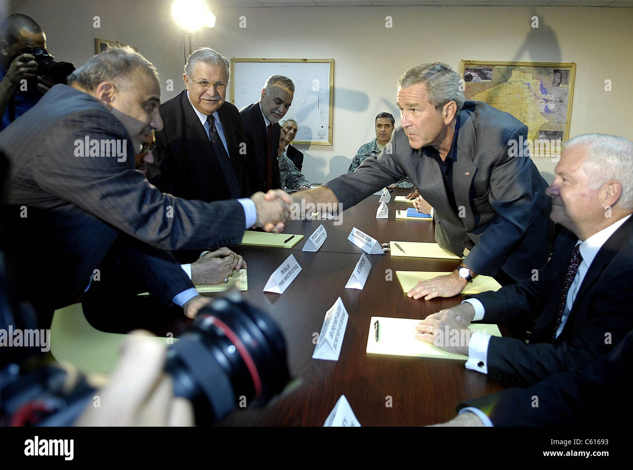 Le Président George Bush serre la main avec Adil Abd Al-Mahdi un vice-président irakien au cours de réunions de haut niveau à Al Asad Air Base l'Iraq le 3 septembre 2007. Le secrétaire à la Défense Robert M. Gates a rejoint Bush lors d'une réunion avec cinq hauts fonctionnaires du gouvernement iraquien. Banque D'Images