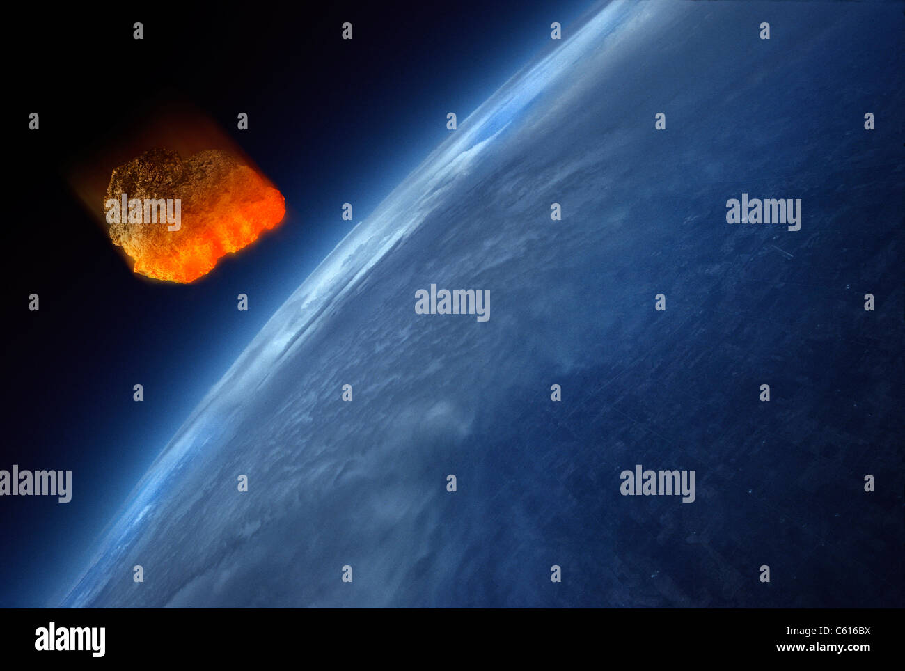 Chauffage météorite haut comme il tombe dans l'atmosphère terrestre. La chaleur est causée par la friction. Banque D'Images