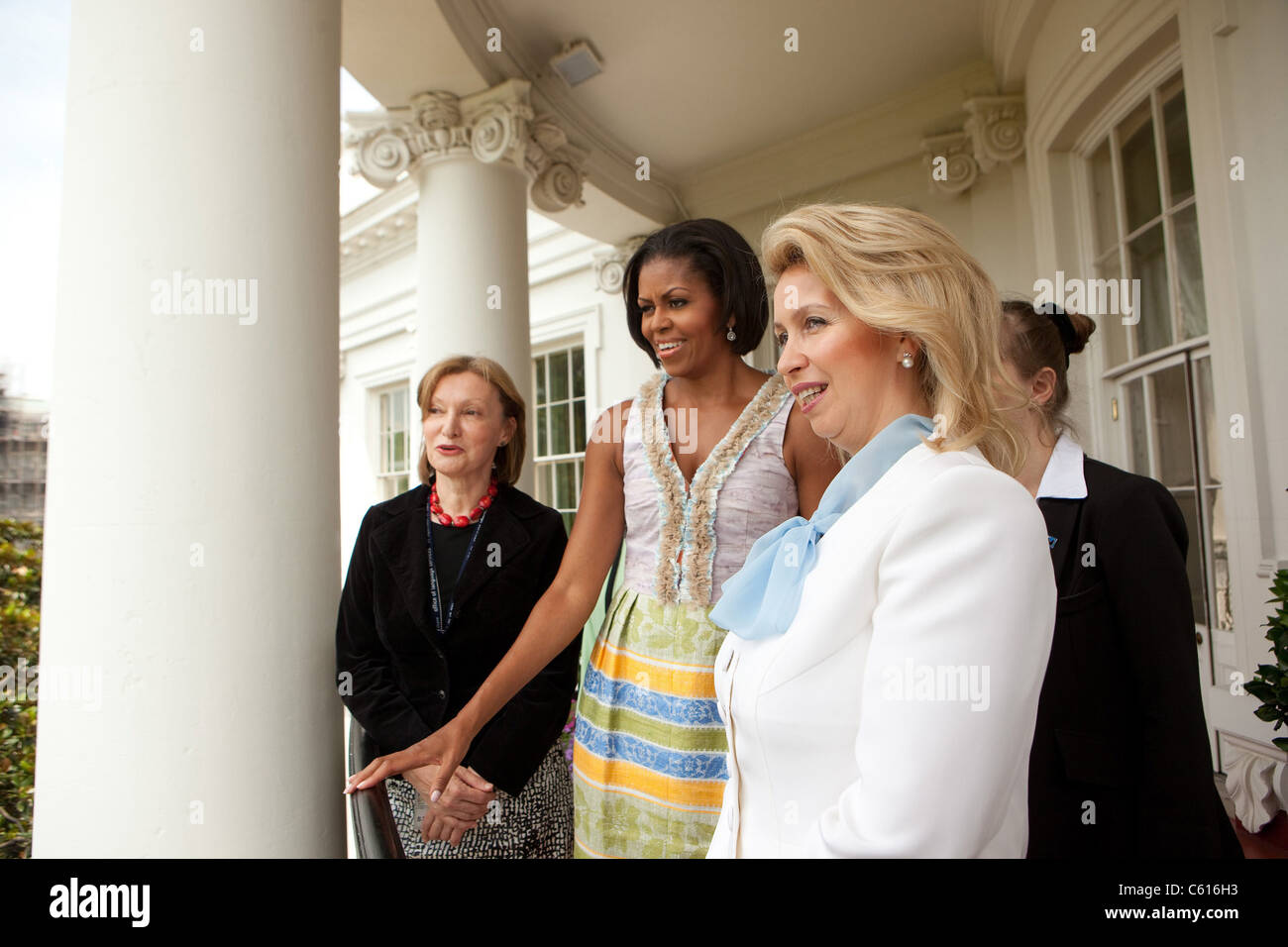Michelle Obama accueille la première dame de Russie Svetlana Medvedeva sur  le balcon Truman de la Maison Blanche. Michelle Tracy porte un Feithdress  avec un corsage de soie et coton teint main