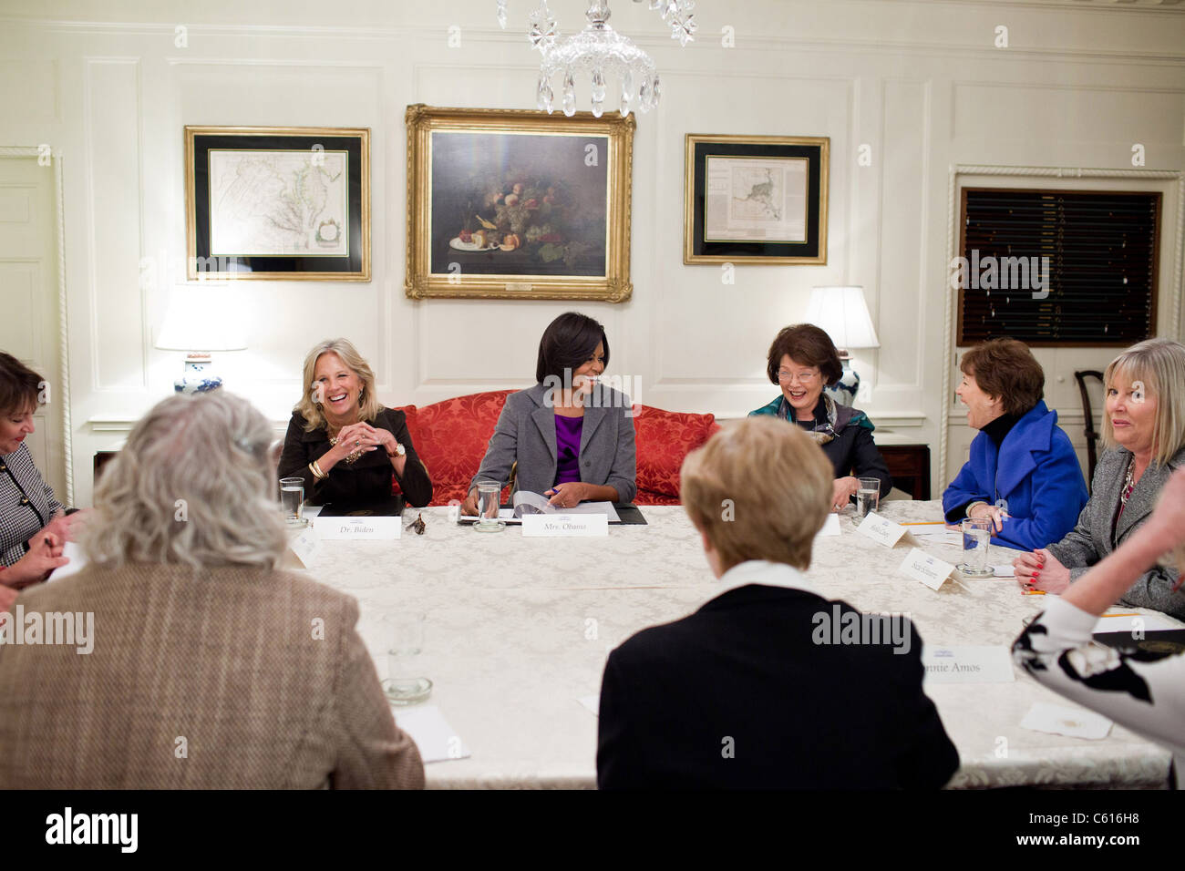 La Première Dame Michelle Obama et le Dr. Jill Biden discuter de la campagne pour les familles des militaires avec les conjoints de militaires américains au leadership Banque D'Images