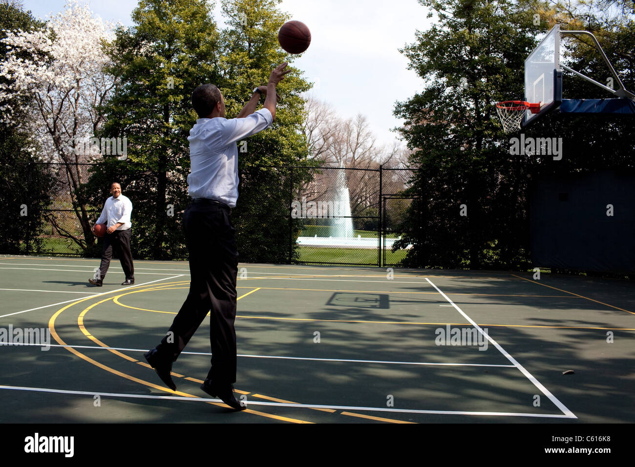 Entre les réunions Le Président Obama joue un match de basket-ball de l'H-O-R-S-E avec Michael Strautmanis Chef du personnel pour le Bureau Banque D'Images