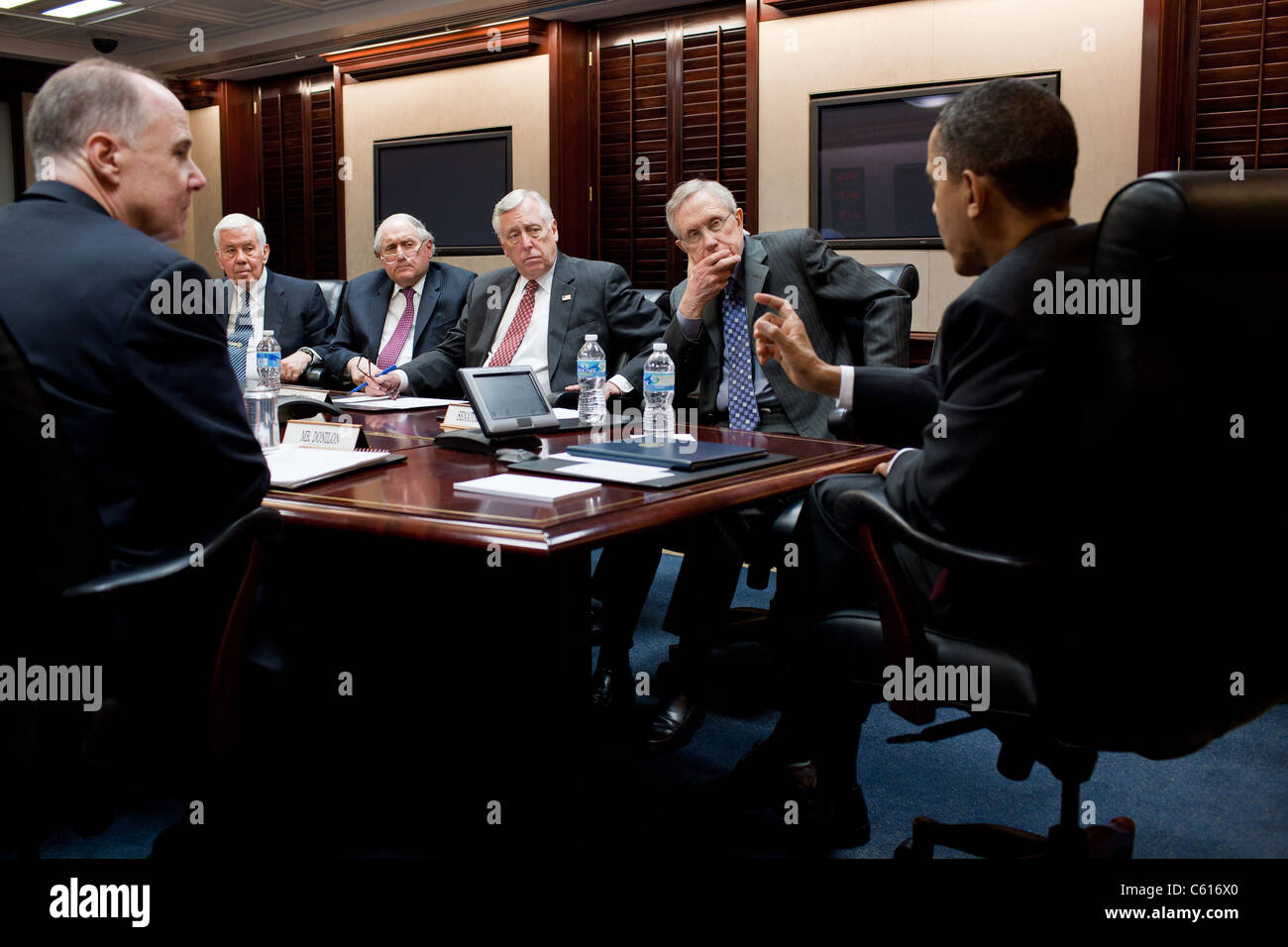 Le président Obama se réunit avec les dirigeants du Congrès à propos de la guerre civile en Libye la Maison Blanche Situation Room. L À R le Conseiller pour la sécurité nationale, Tom Donilon Richard Lugar Carl Levin Steny Hoyer et Harry Reid. Le 18 mars 2011. (BSWH 2011 8 354) Banque D'Images