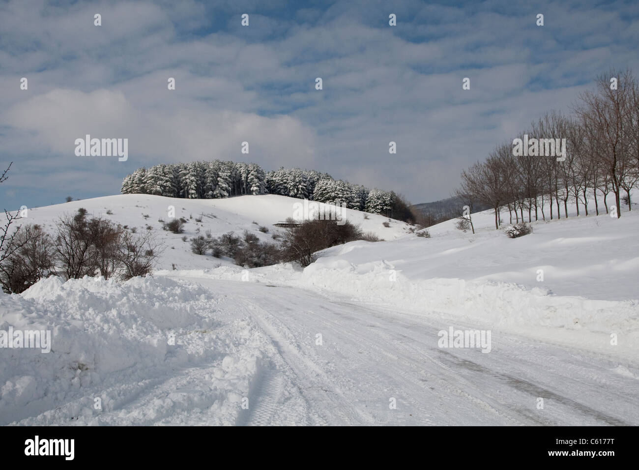 Paysage hiver neige lié road en Bulgarie Banque D'Images