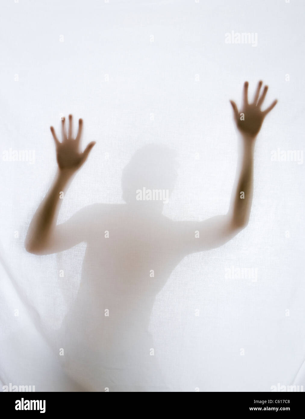 Silhouette d'homme derrière feuille. Banque D'Images