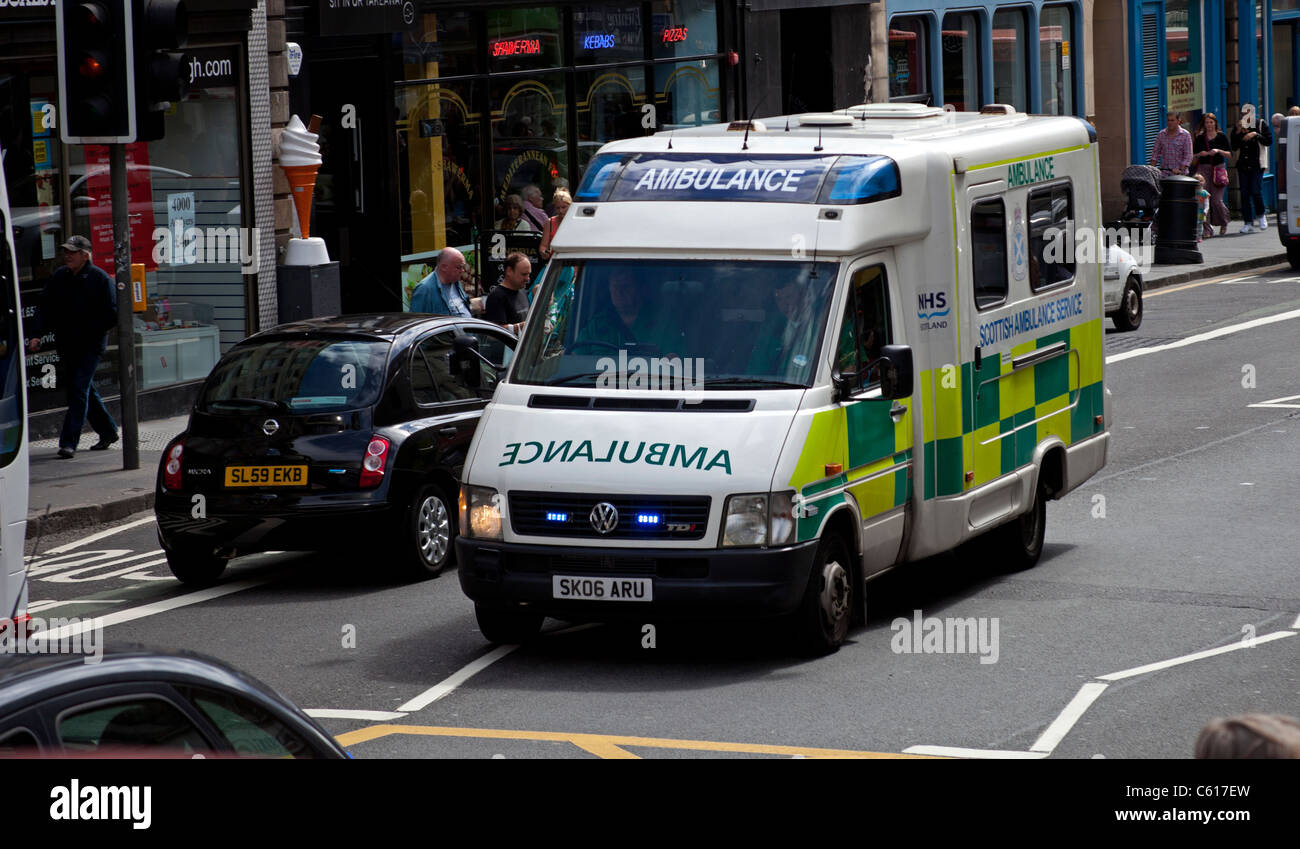 CSpeeding ambulance avec feux bleus clignotants sur un emergencyall voyageant par le trafic Edinburgh Scotland UK Europe Banque D'Images