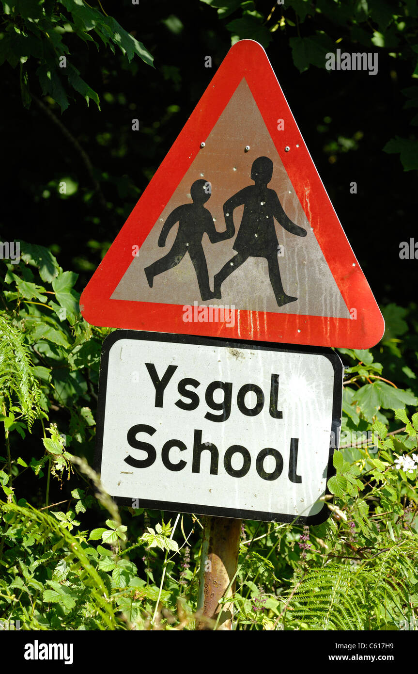 Welsh road signe indiquant l'école ou les brigadiers et méfiez-vous des enfants affichés en gallois et en anglais. Banque D'Images