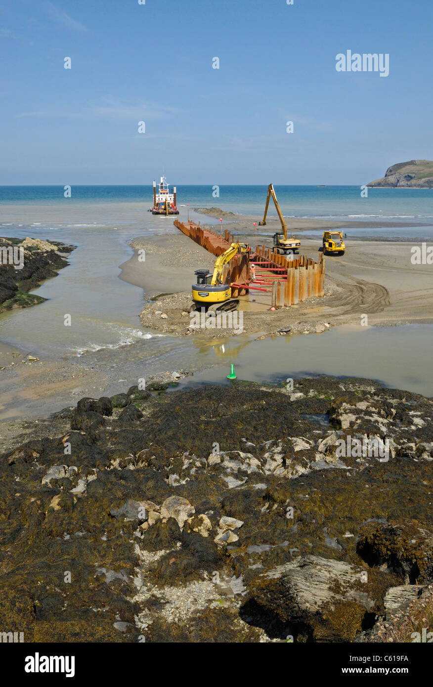 Le dragage de la mer en préparation de travaux de canalisation d'égouts mer long régime d'exutoire à Newport Sands, Newport, Pembrokeshire. Banque D'Images