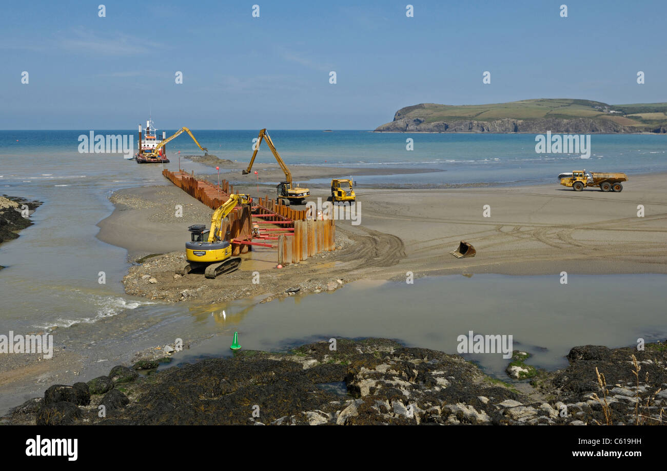 Le dragage de la mer en préparation de travaux de canalisation d'égouts mer long régime d'exutoire à Newport Sands, Newport, Pembrokeshire. Banque D'Images