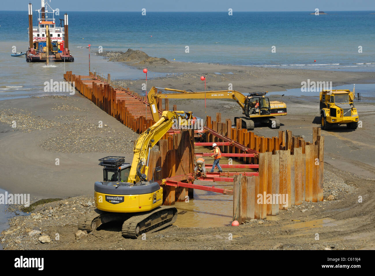 Le dragage de la mer en préparation de travaux de canalisation d'égouts mer long régime d'exutoire à Newport Sands, Newport, Pembrokeshire. Banque D'Images